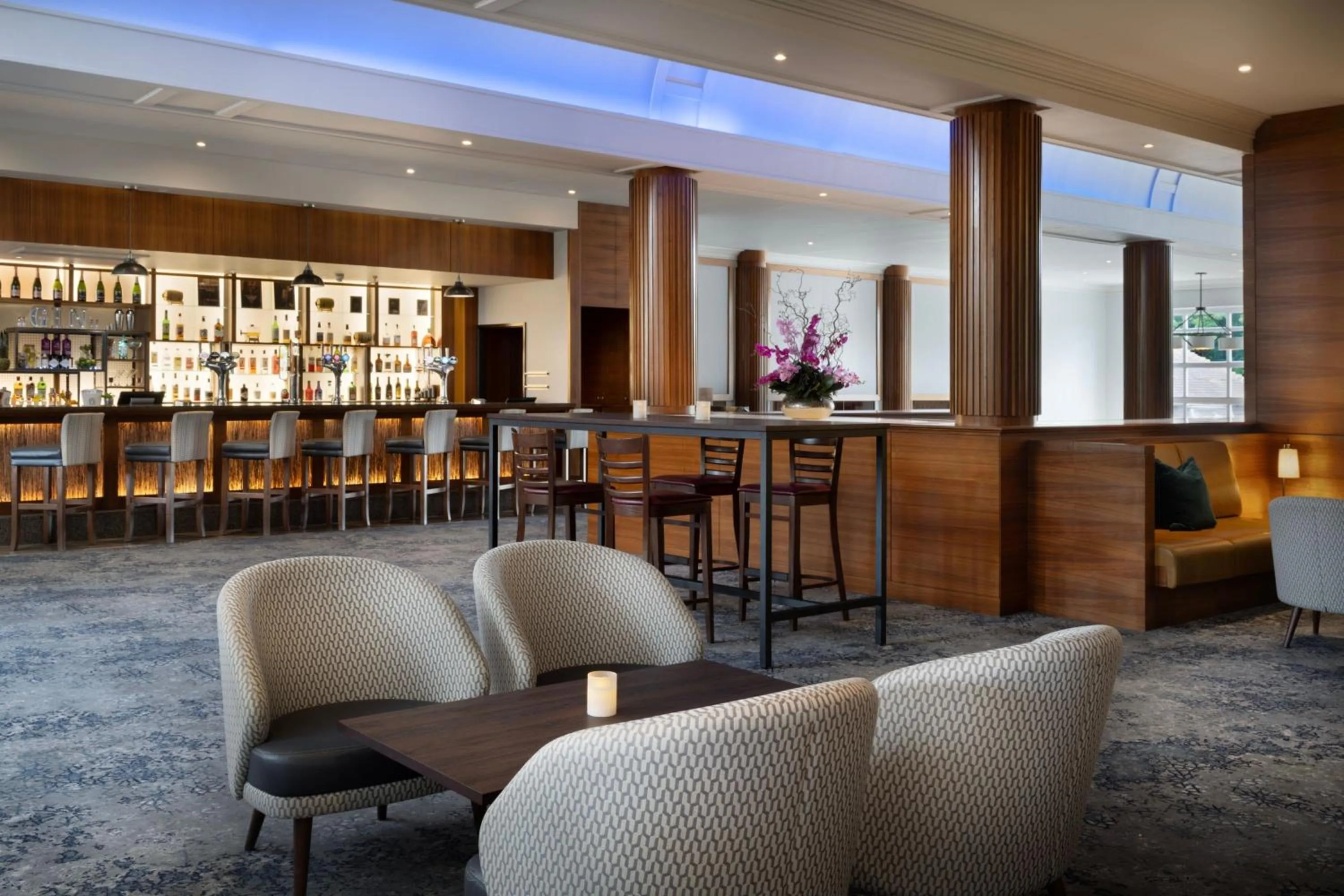 Lounge or bar in Delta Hotels by Marriott Tudor Park Country Club
