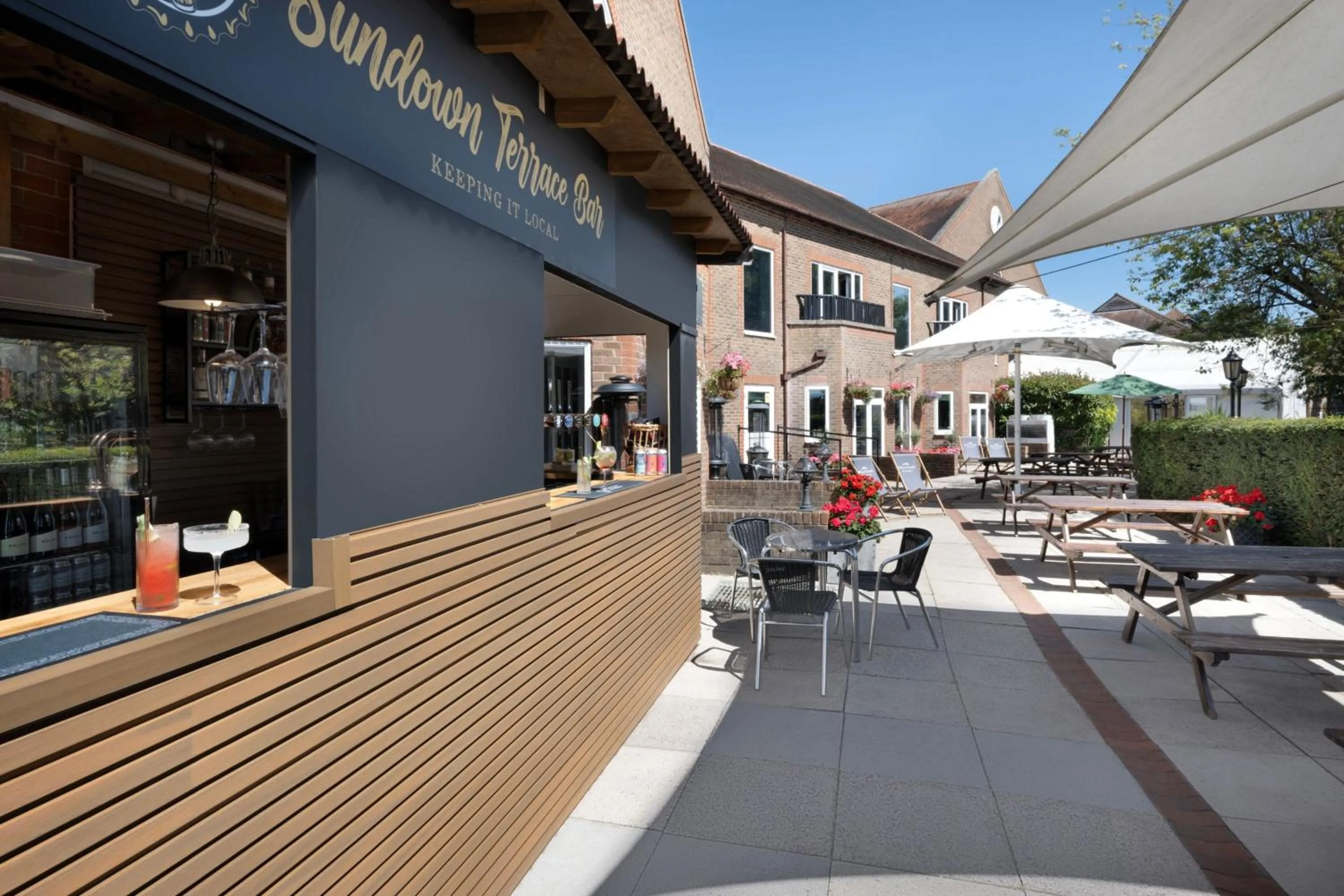 Lounge or bar in Delta Hotels by Marriott Tudor Park Country Club