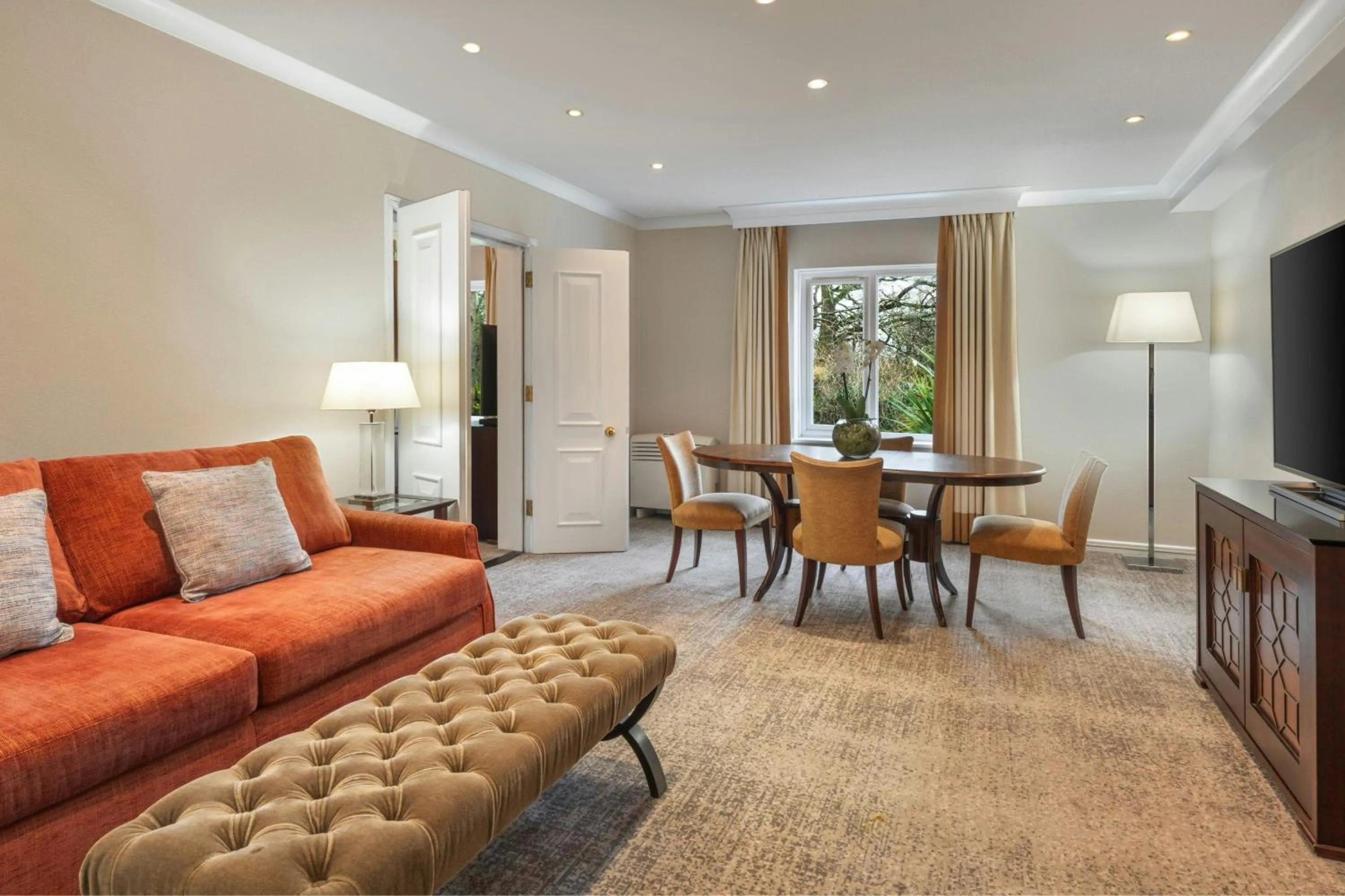 Lounge or bar in Delta Hotels by Marriott Tudor Park Country Club