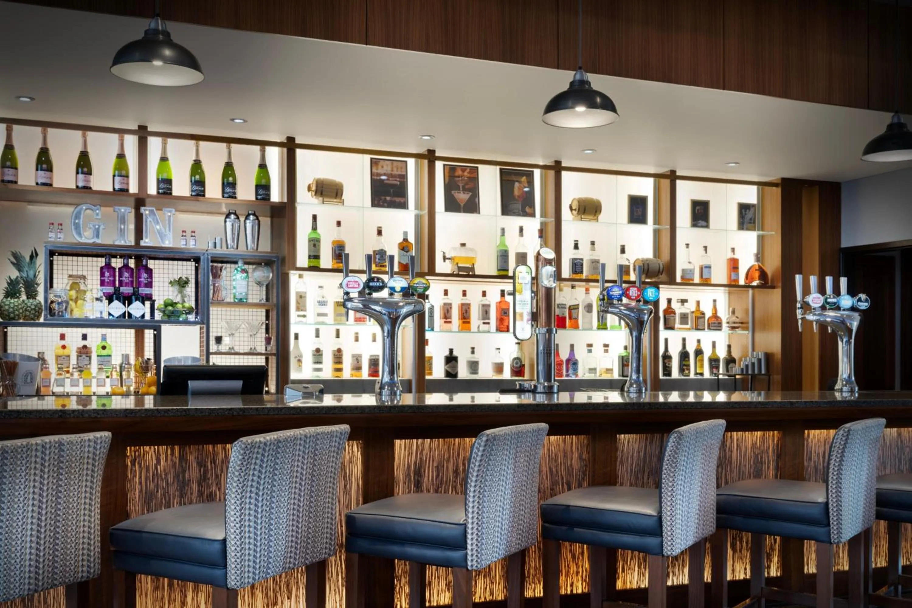 Lounge or bar in Delta Hotels by Marriott Tudor Park Country Club