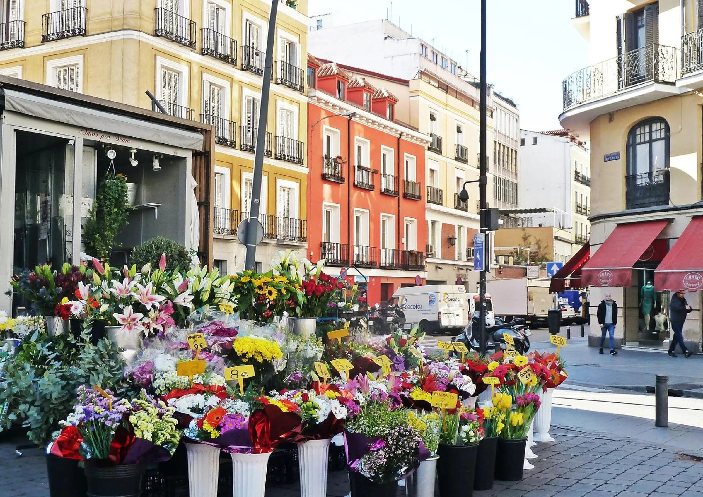 Neighbourhood in CH Six Rooms