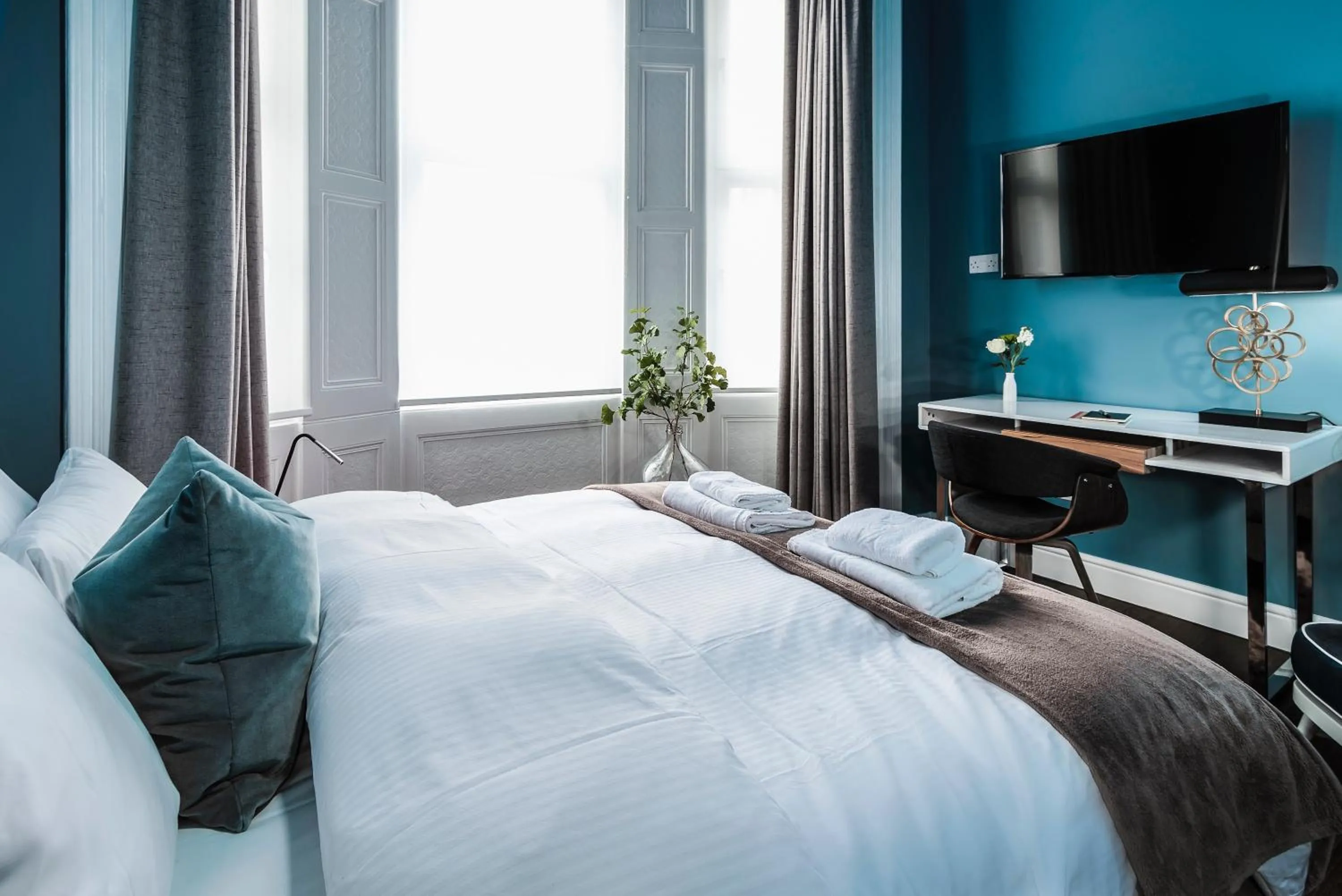 Bed in The Knaresborough by Nestor