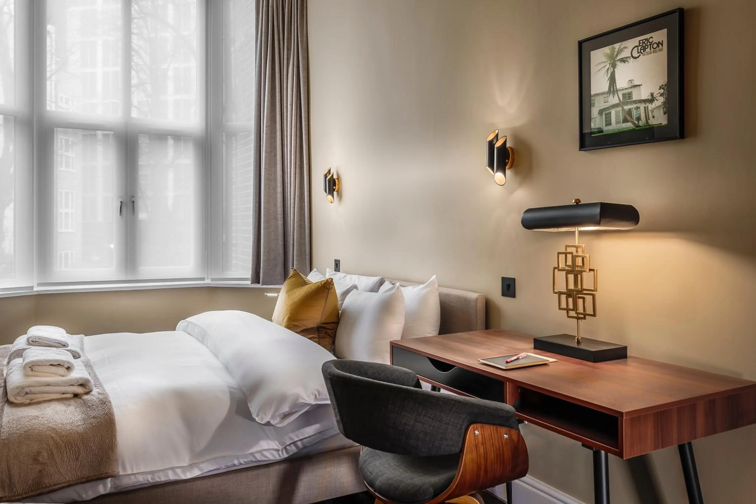 Bed in The Knaresborough by Nestor