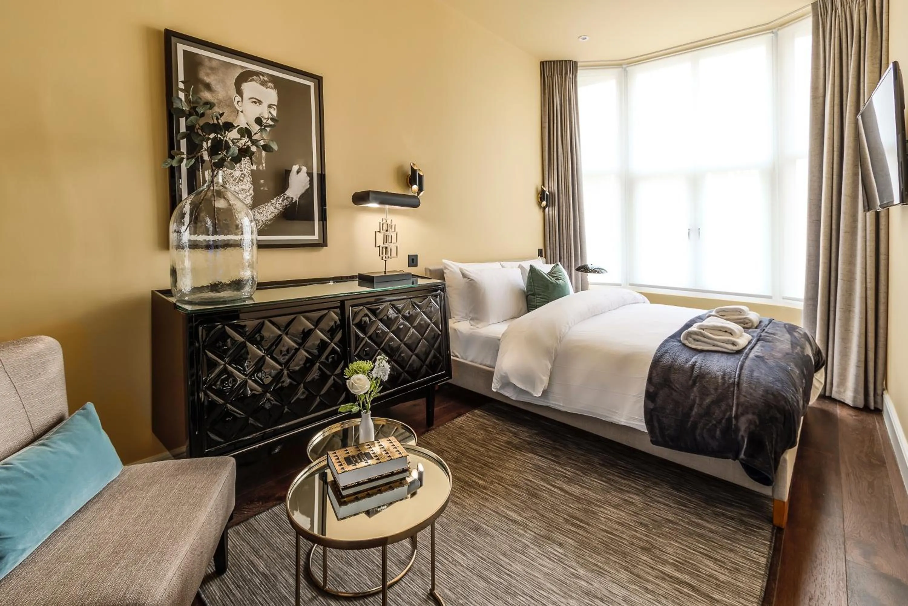 Bed in The Knaresborough by Nestor