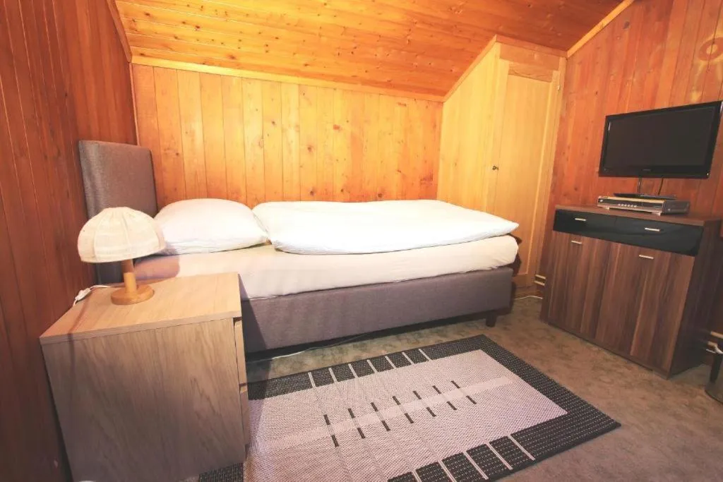 Bedroom, Bed in Hotel-Restaurant Alpina