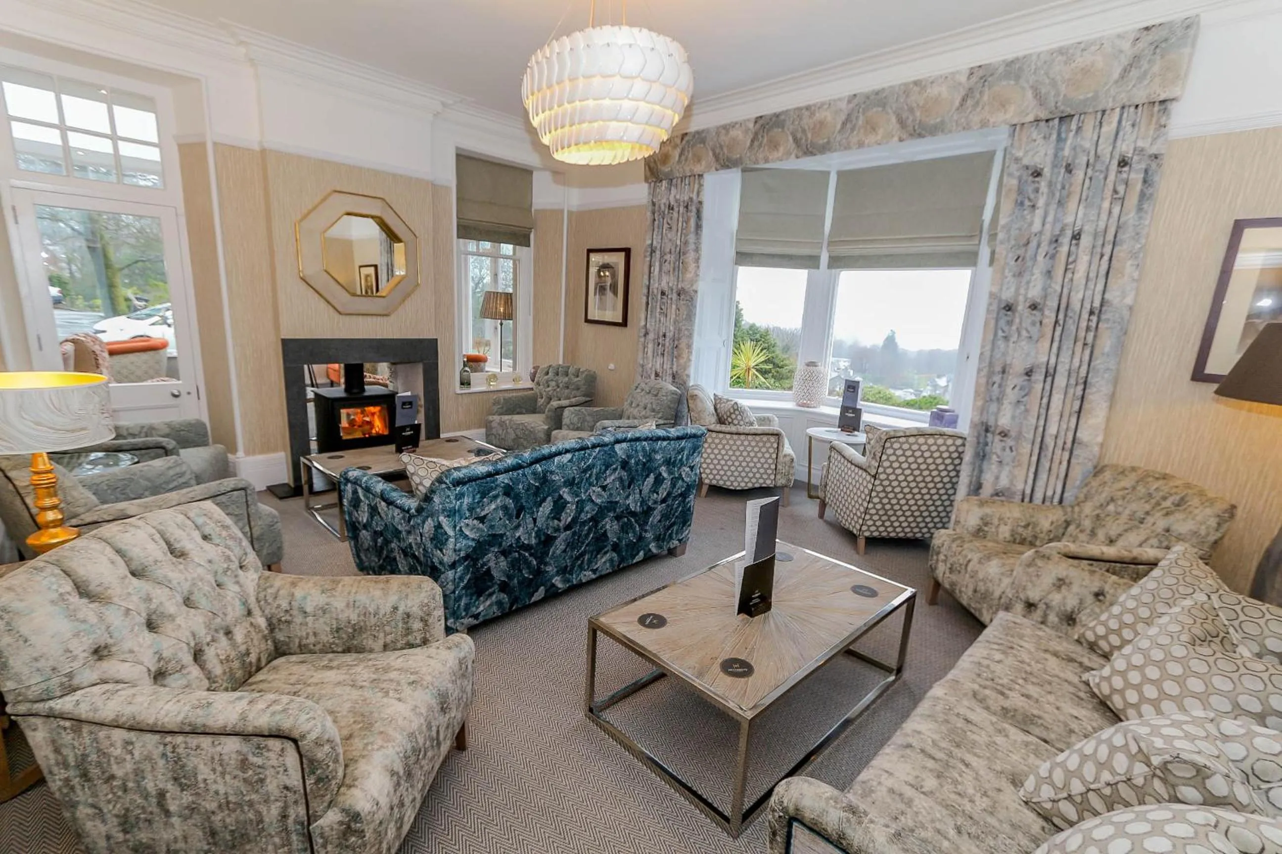 Communal lounge/ TV room in Windermere Hillthwaite Hotel