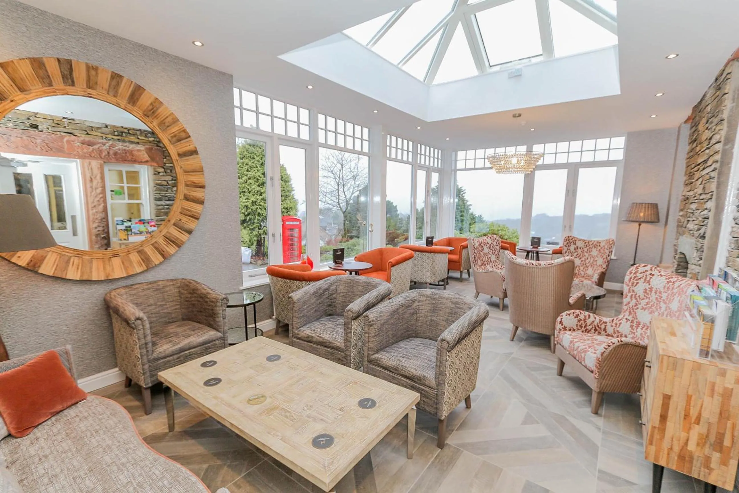 Communal lounge/ TV room in Windermere Hillthwaite Hotel