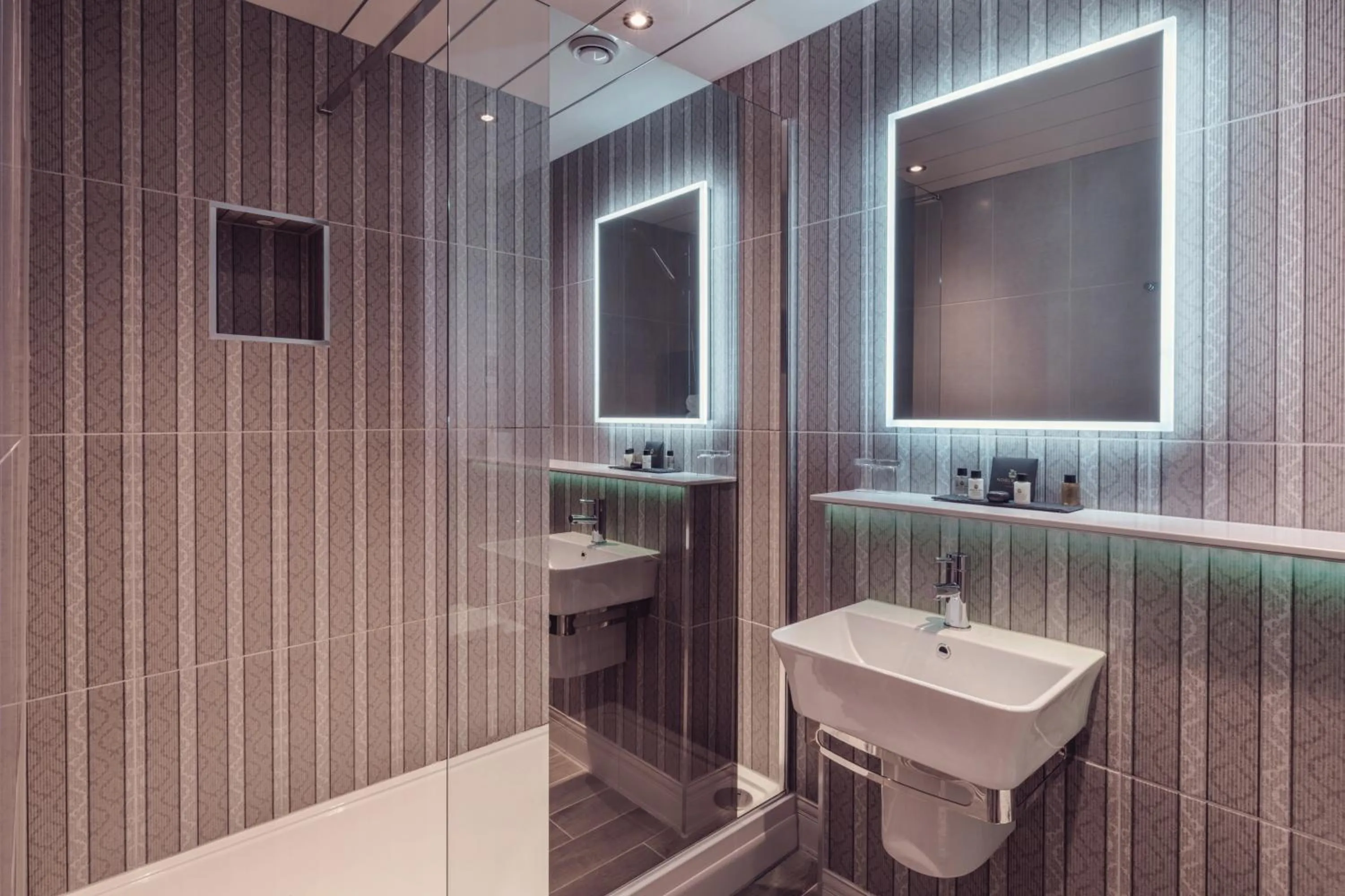 Shower in Windermere Hillthwaite Hotel