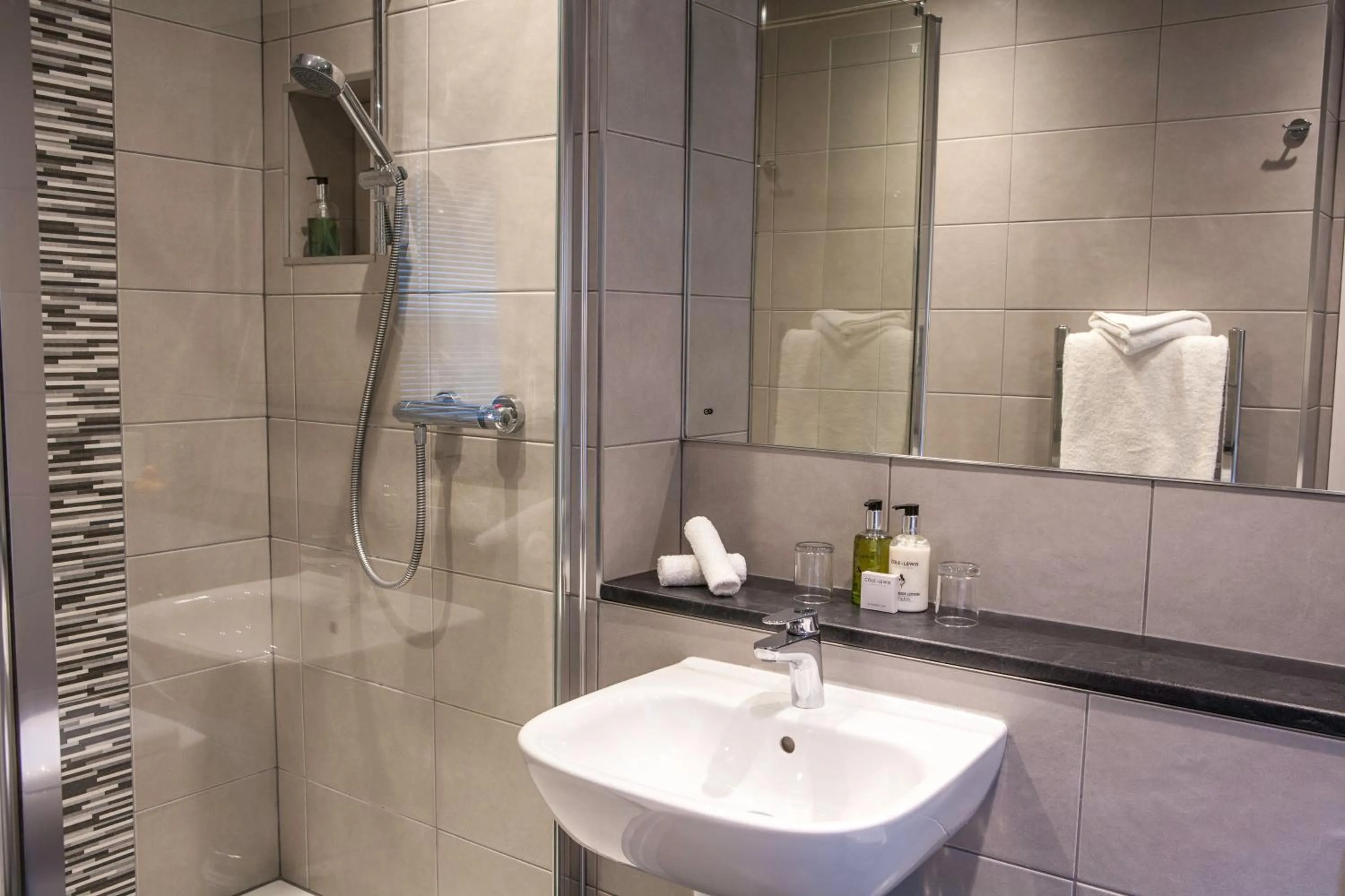 Shower in Windermere Hillthwaite Hotel