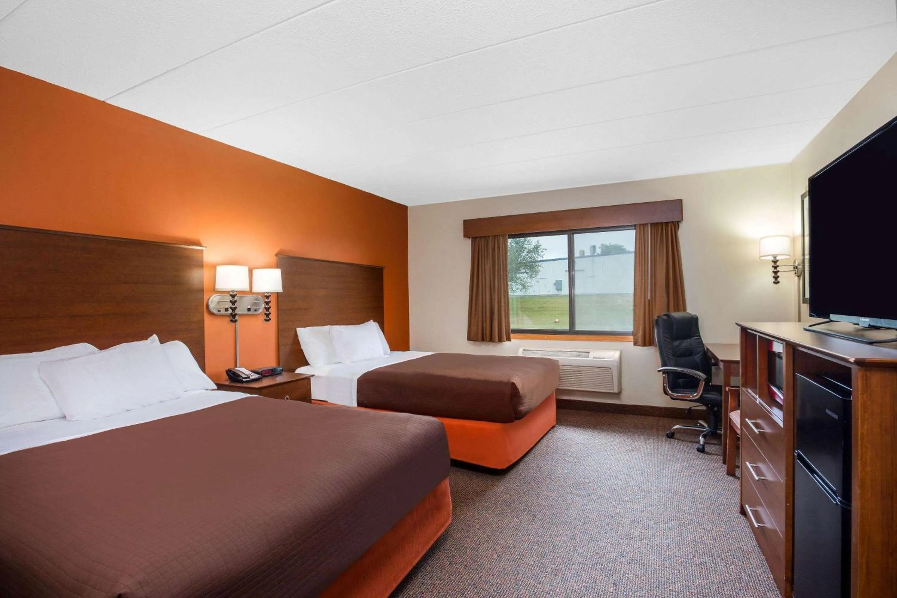 Photo of the whole room, Bed in AmericInn by Wyndham Tomah