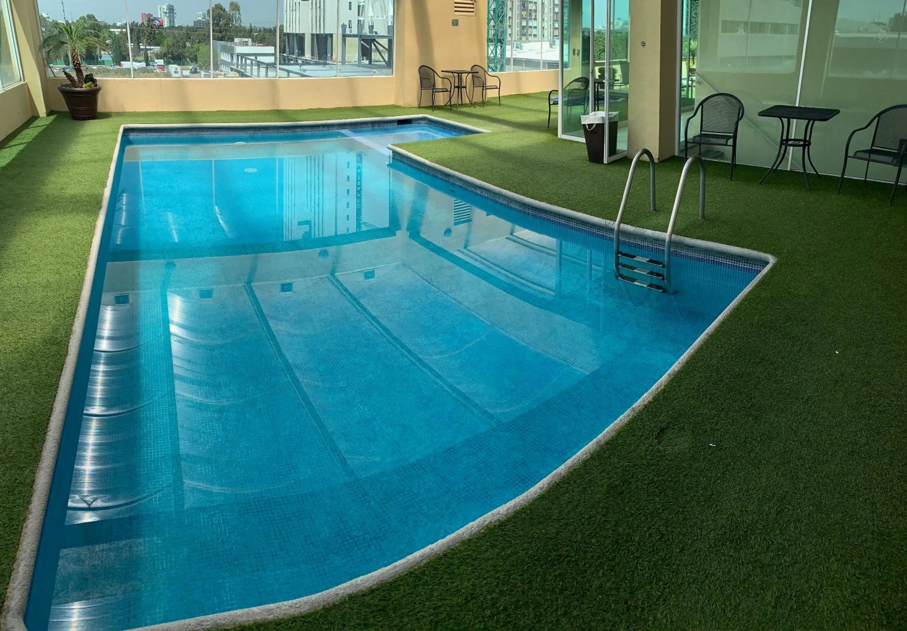 Pool view in Hotel Villa Florida Puebla