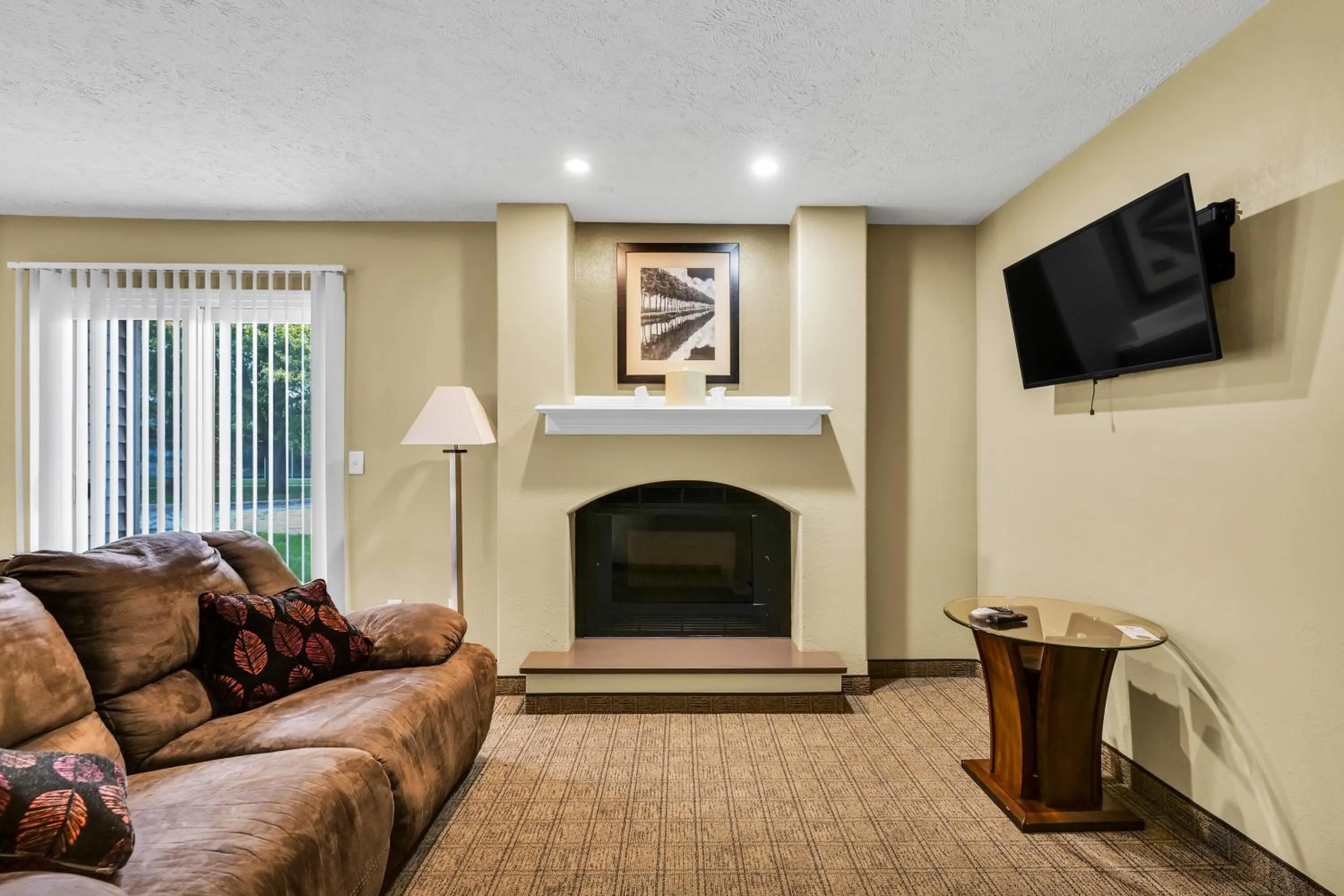Seating area in Eastlake Suites Hotel & Conference Center By OYO Urbana