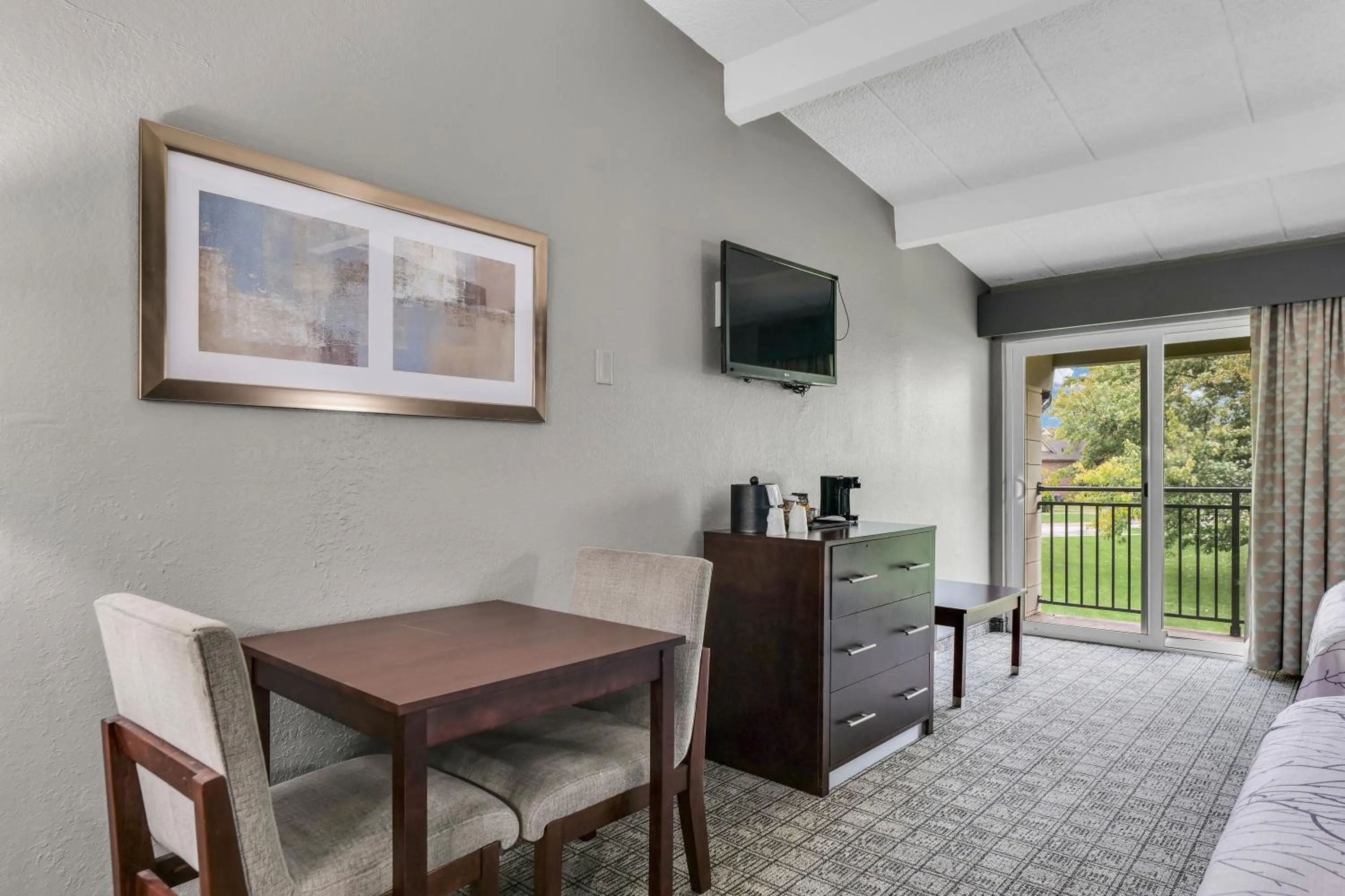 TV and multimedia in Eastlake Suites Hotel & Conference Center By OYO Urbana