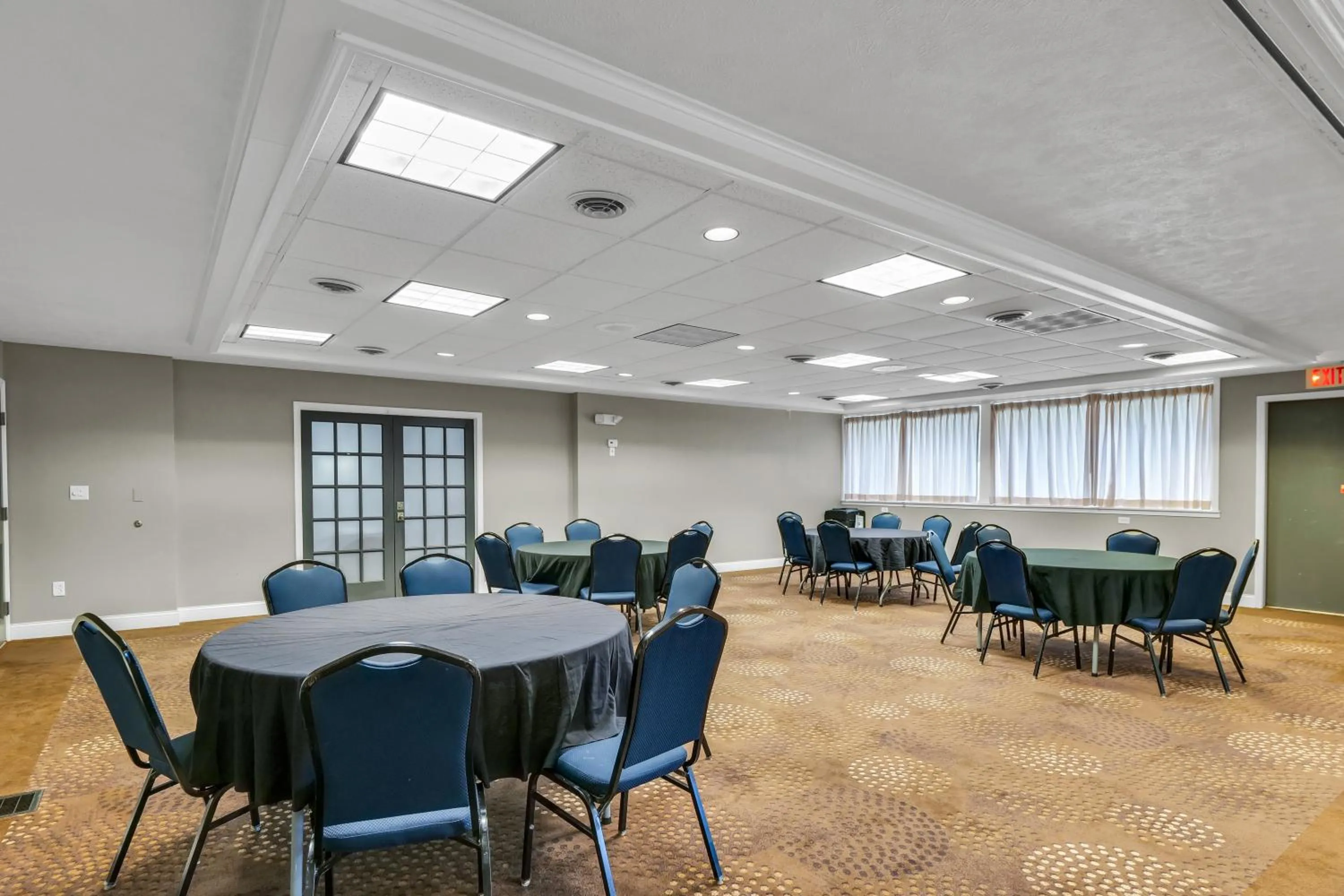 Meeting/conference room in Eastlake Suites Hotel & Conference Center By OYO Urbana