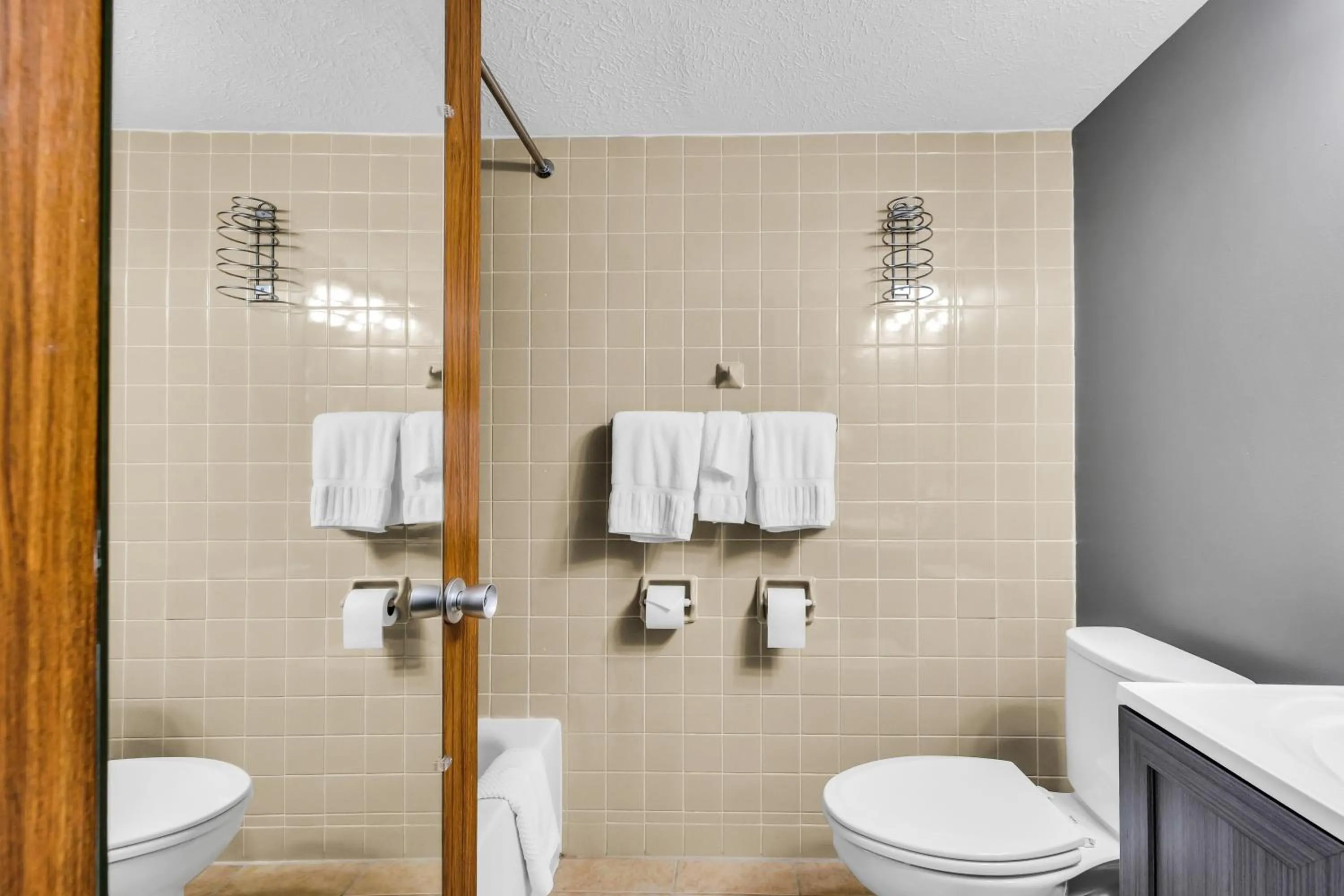 Bathroom in Eastlake Suites Hotel & Conference Center By OYO Urbana