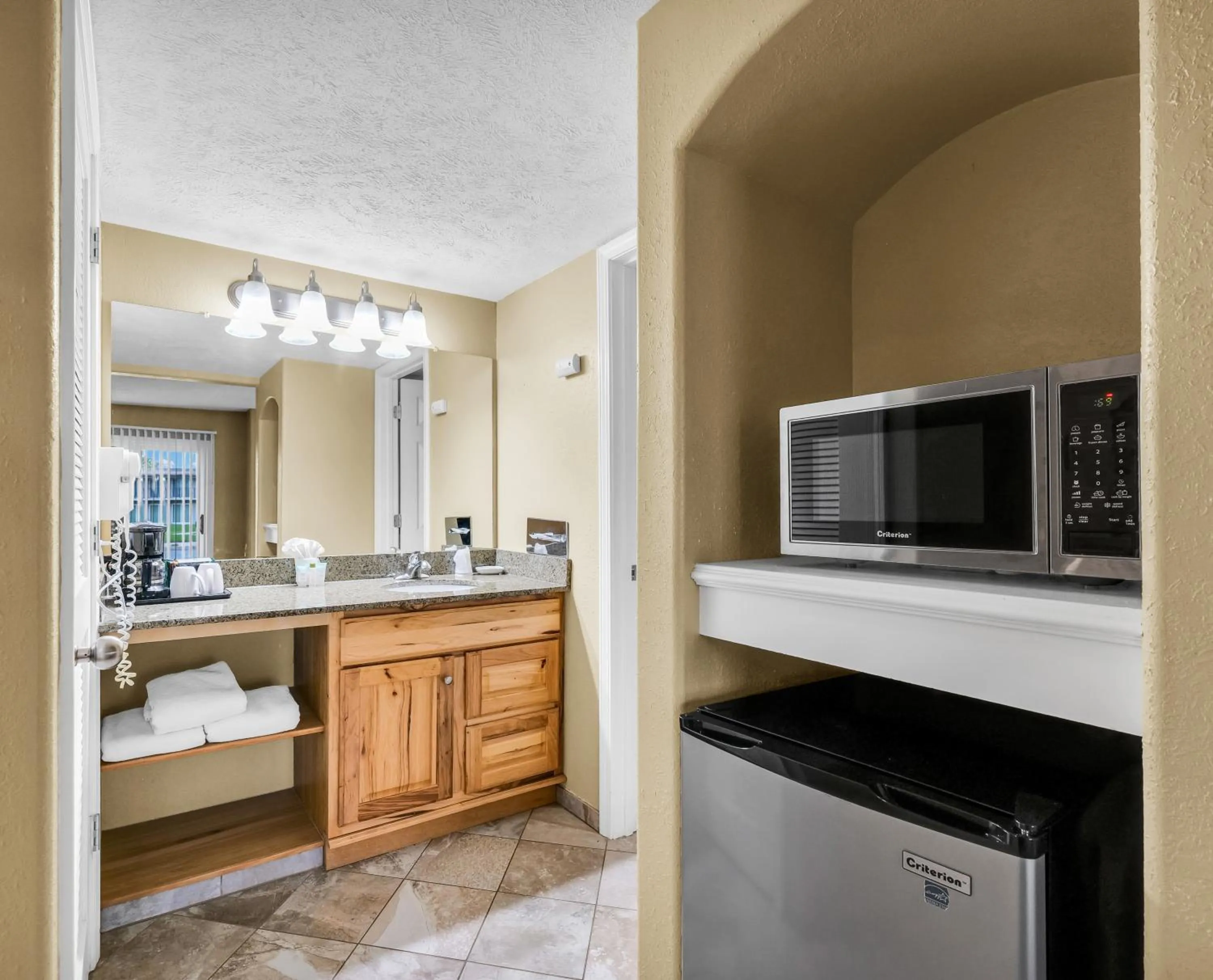 Area and facilities in Eastlake Suites Hotel & Conference Center By OYO Urbana