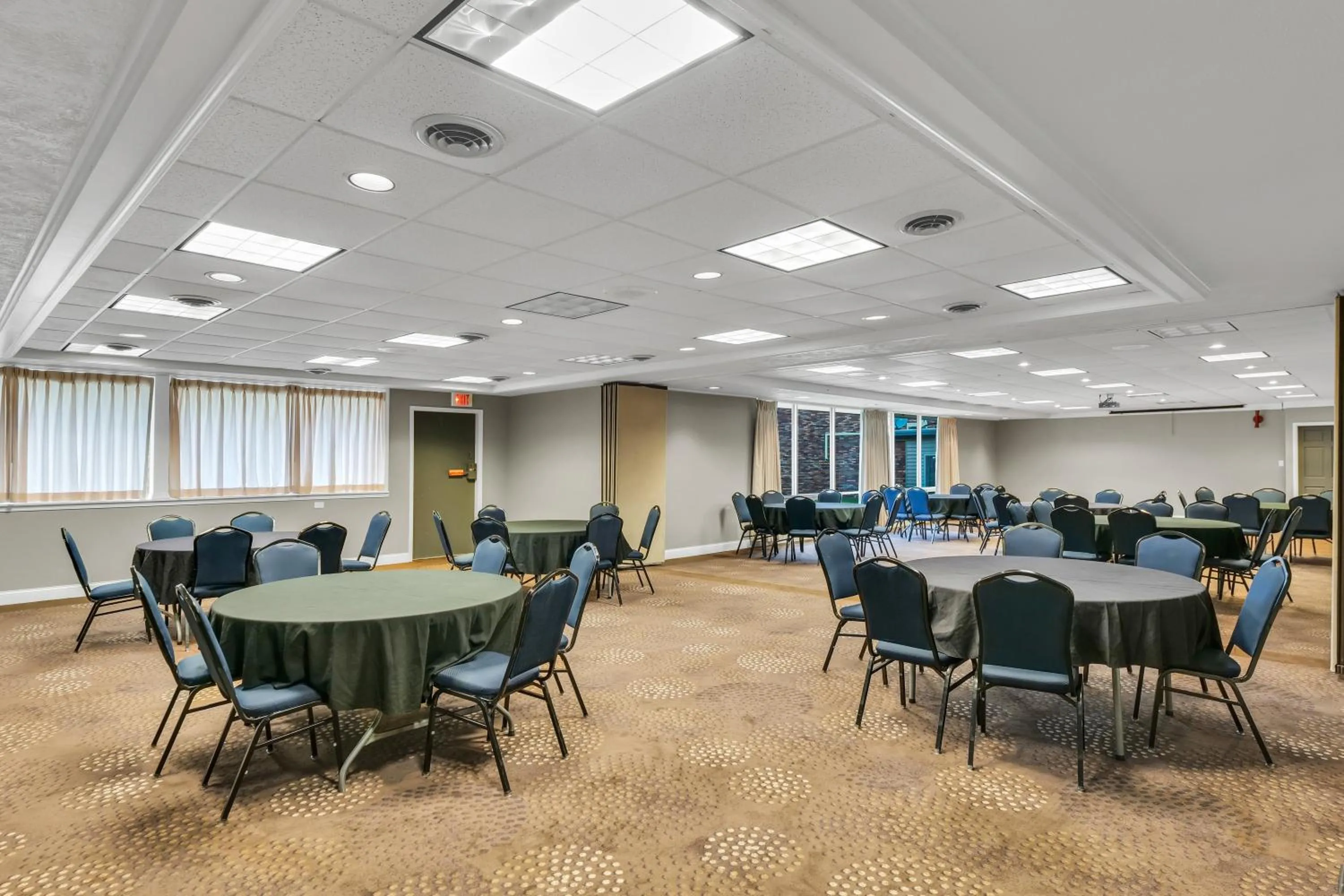 Meeting/conference room in Eastlake Suites Hotel & Conference Center By OYO Urbana