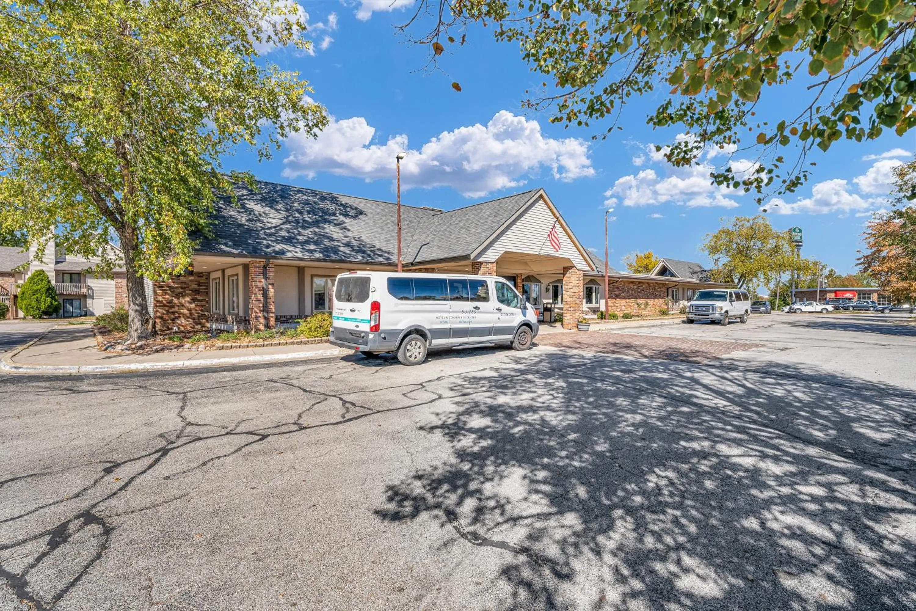 Parking in Eastlake Suites Hotel & Conference Center By OYO Urbana