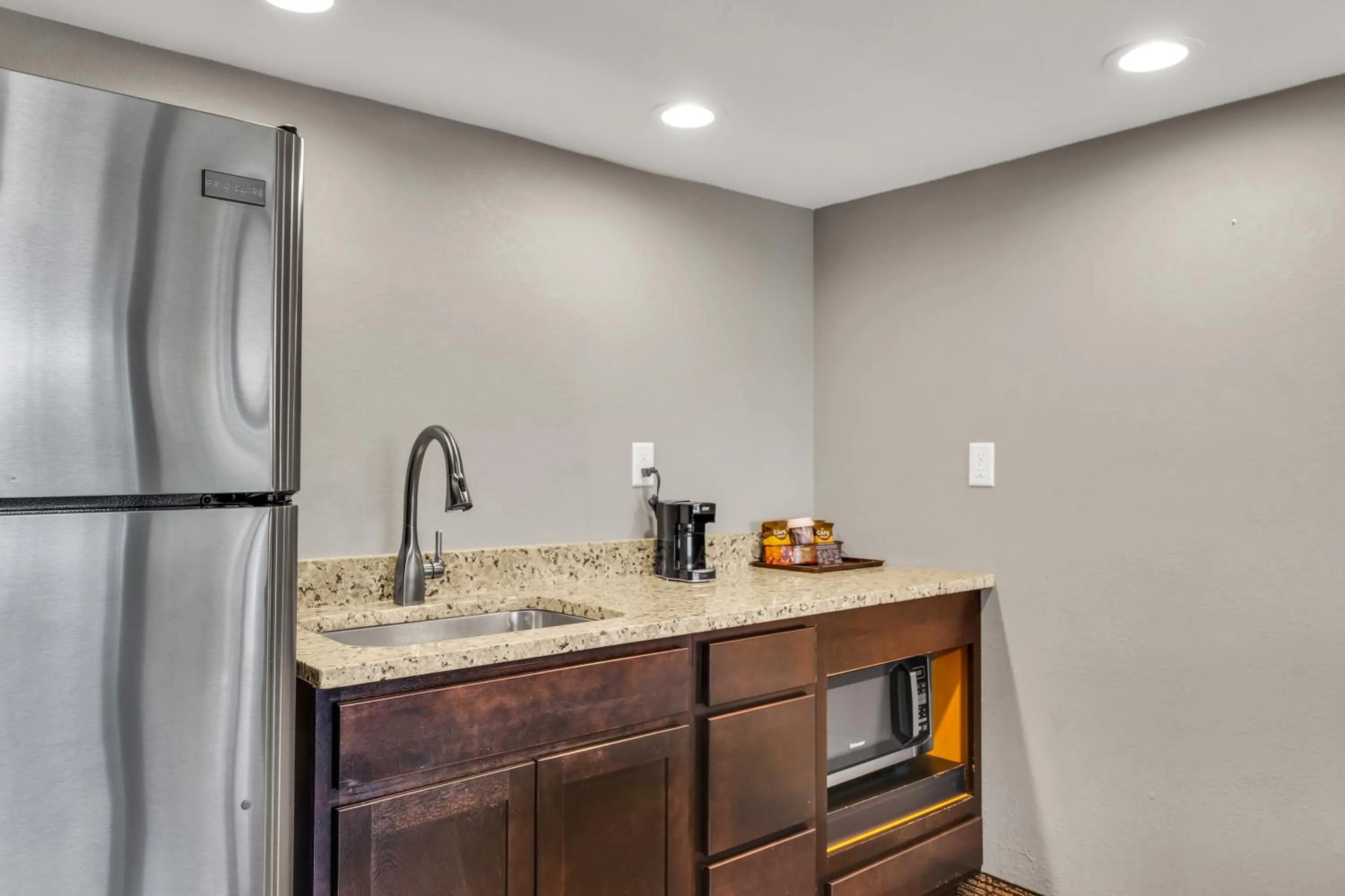 Kitchen or kitchenette in Eastlake Suites Hotel & Conference Center By OYO Urbana