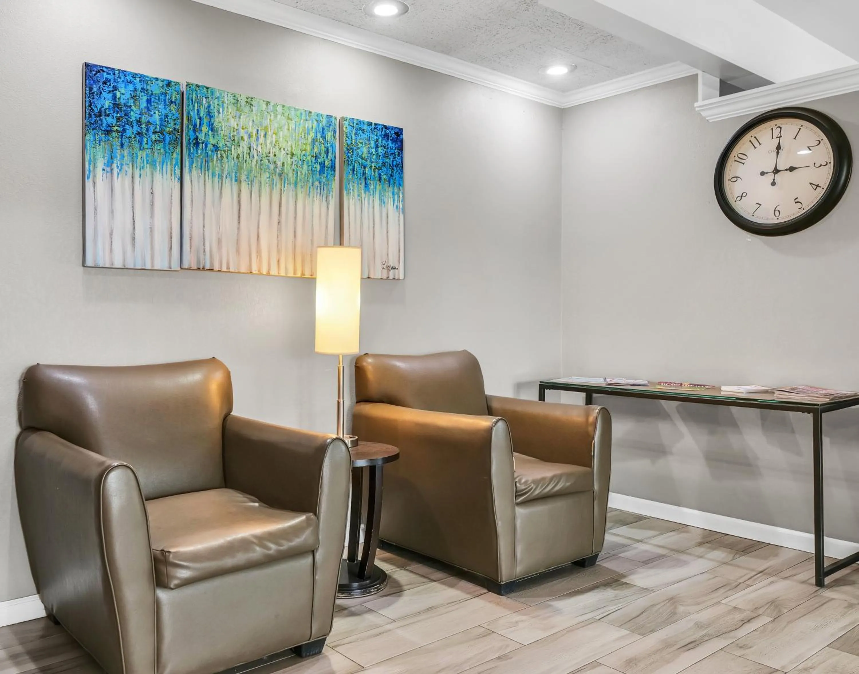 Seating area in Eastlake Suites Hotel & Conference Center By OYO Urbana