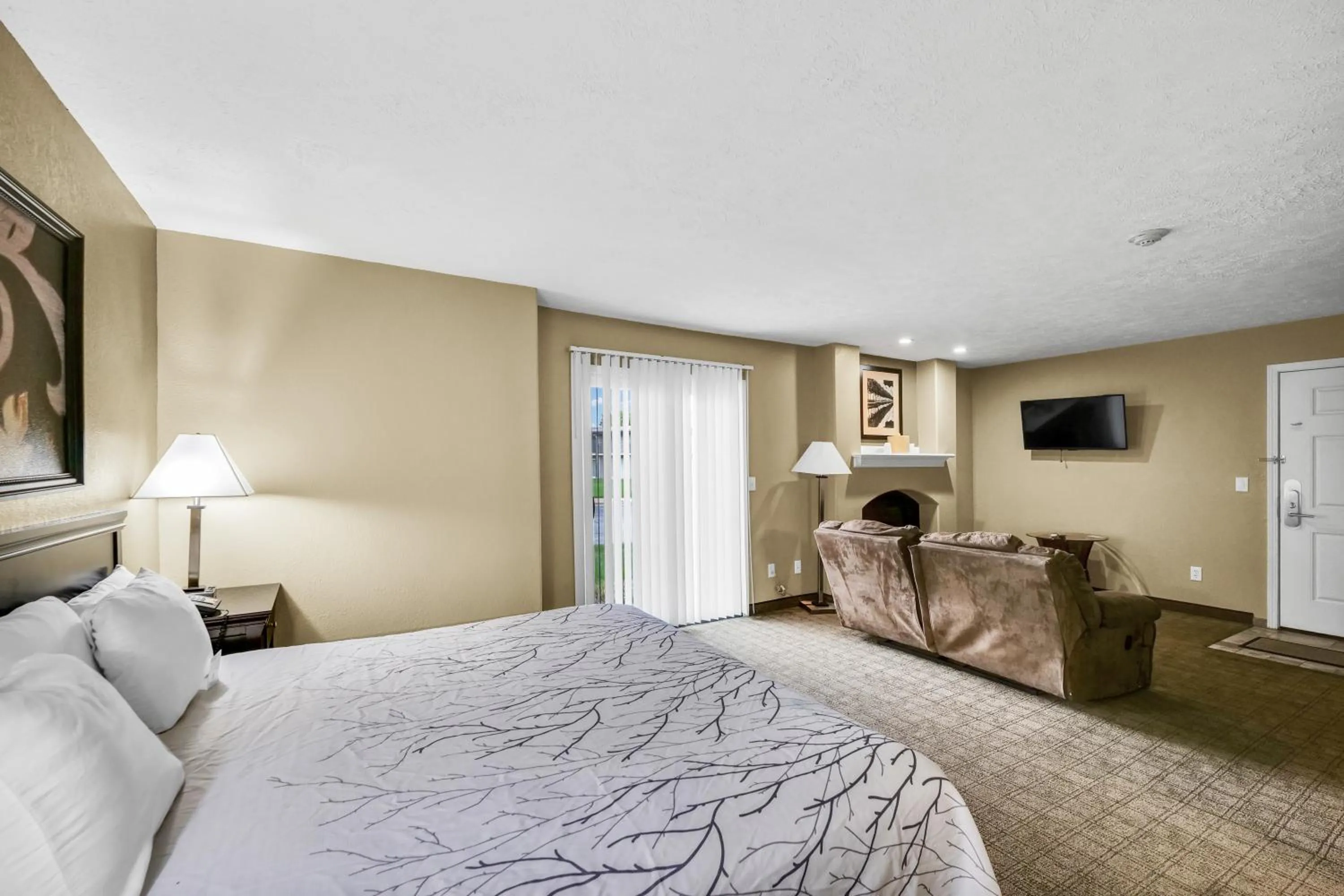 Bedroom, Bed in Eastlake Suites Hotel & Conference Center By OYO Urbana