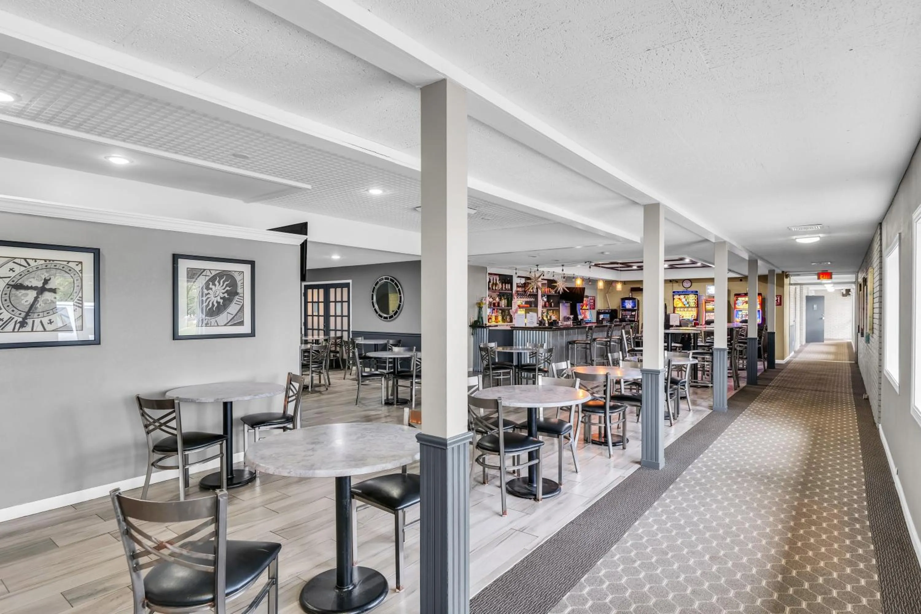 Restaurant/places to eat in Eastlake Suites Hotel & Conference Center By OYO Urbana