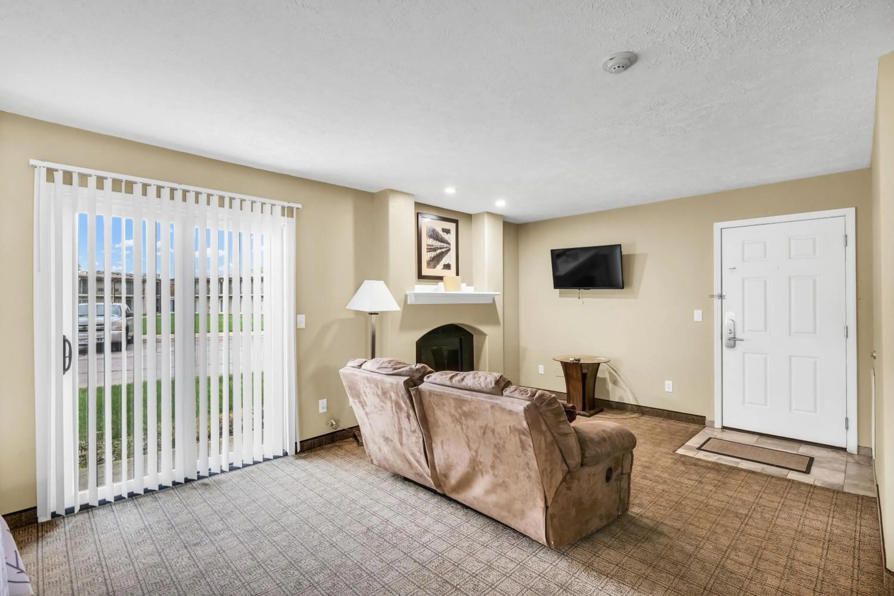 Seating area in Eastlake Suites Hotel & Conference Center By OYO Urbana