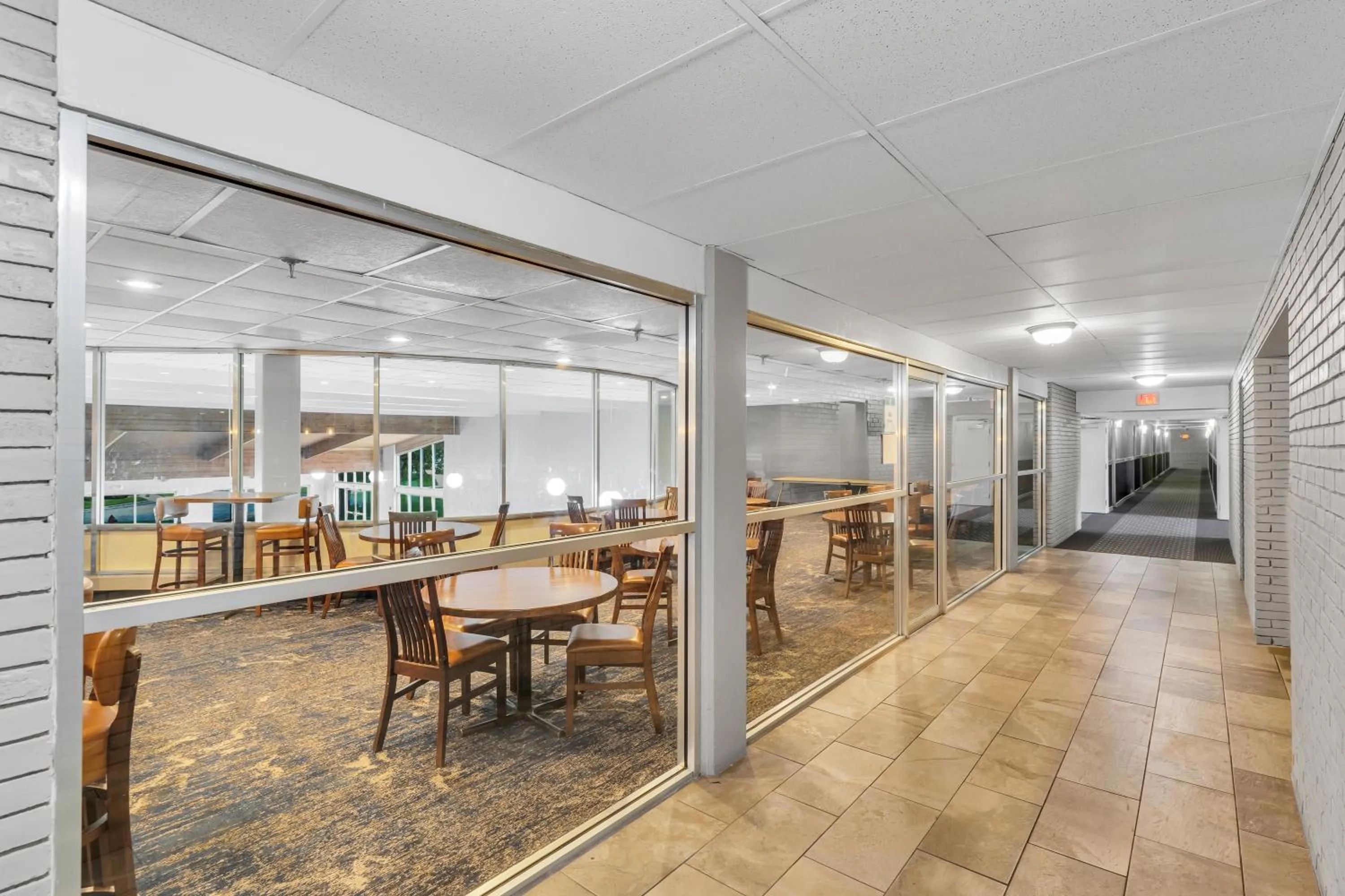 Restaurant/places to eat in Eastlake Suites Hotel & Conference Center By OYO Urbana