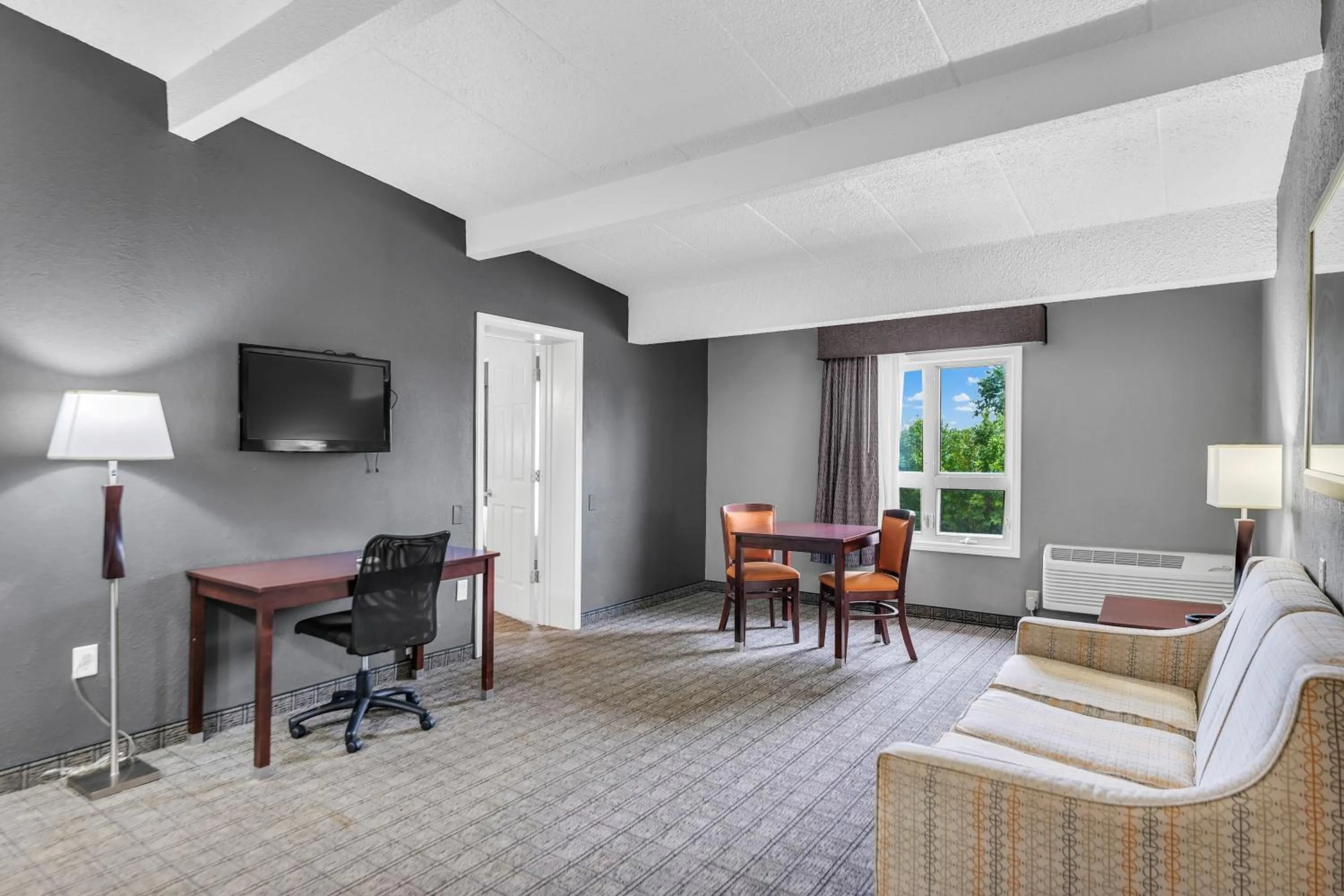 Dining area in Eastlake Suites Hotel & Conference Center By OYO Urbana