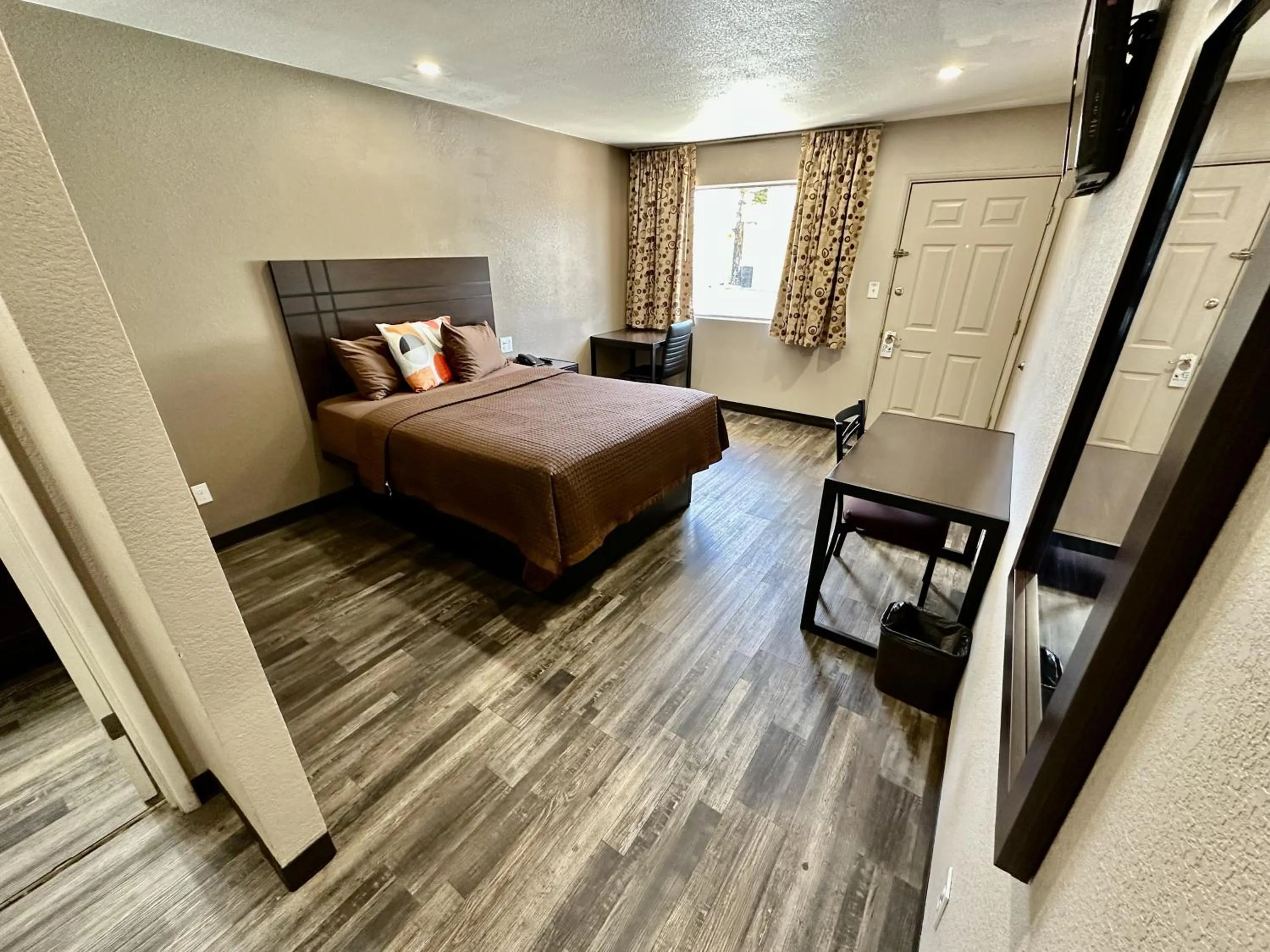 Bedroom, Bed in West Inn NAU - Downtown Flagstaff