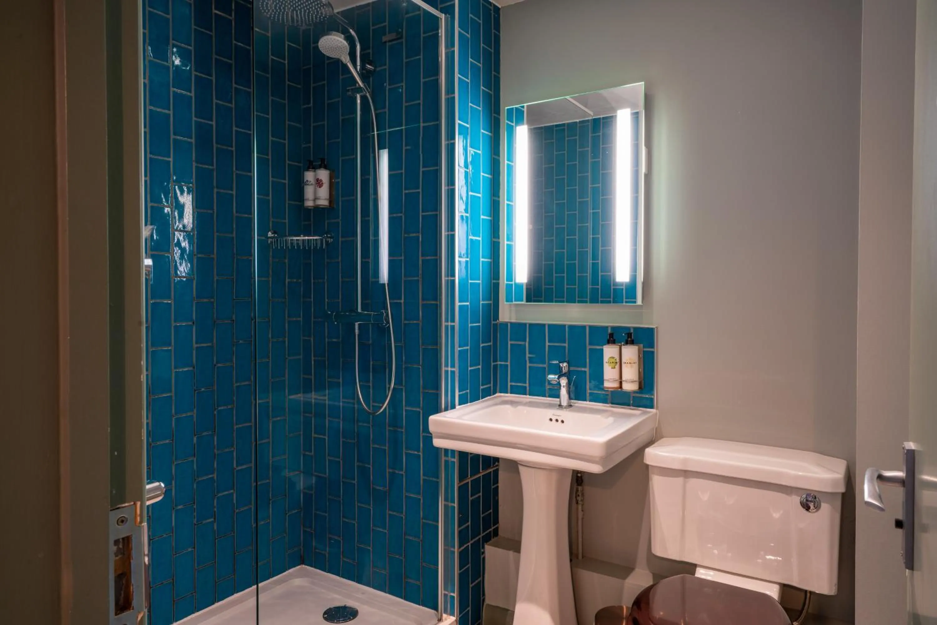 Shower in Bourne Valley Inn