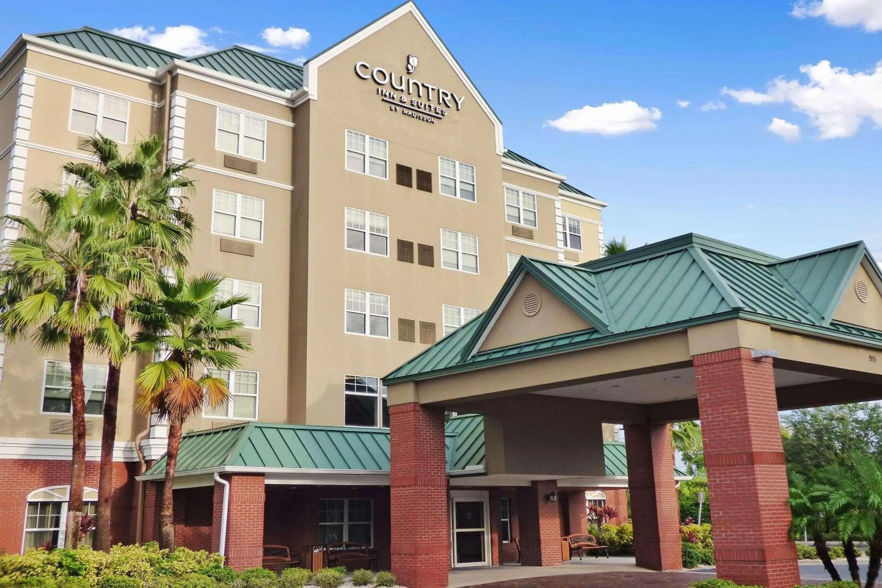 Property building in Country Inn & Suites by Radisson, Tampa-Brandon, FL