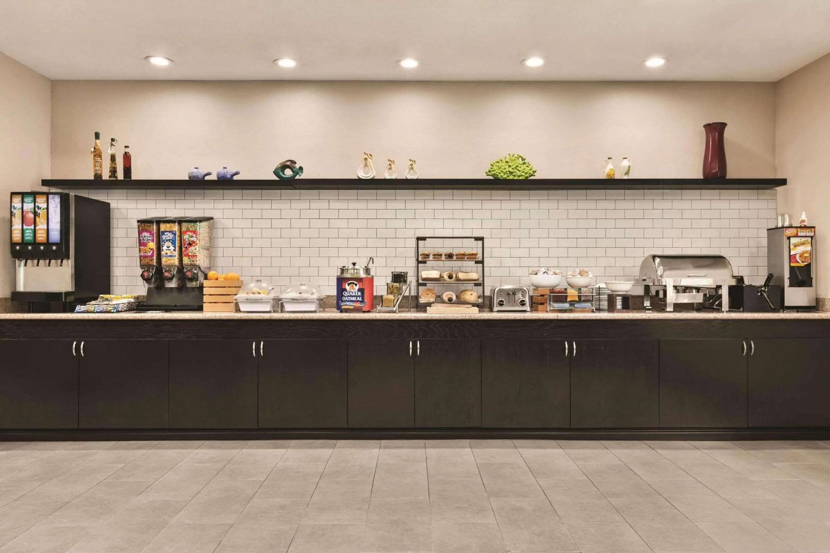 Breakfast in Country Inn & Suites by Radisson, Tampa-Brandon, FL