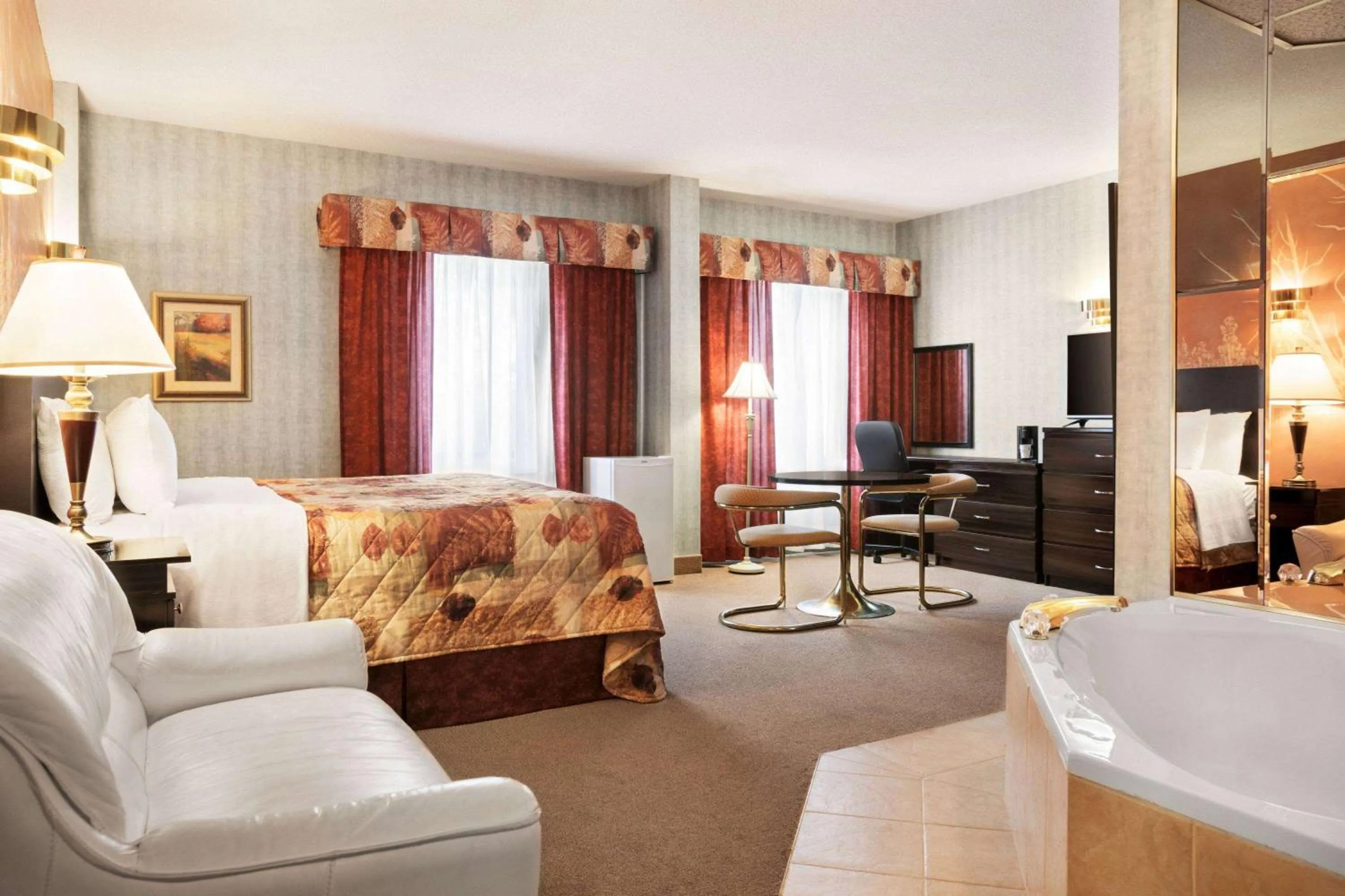 Hot Tub, Bed in Days Inn by Wyndham Ste. Helene-de-Bagot