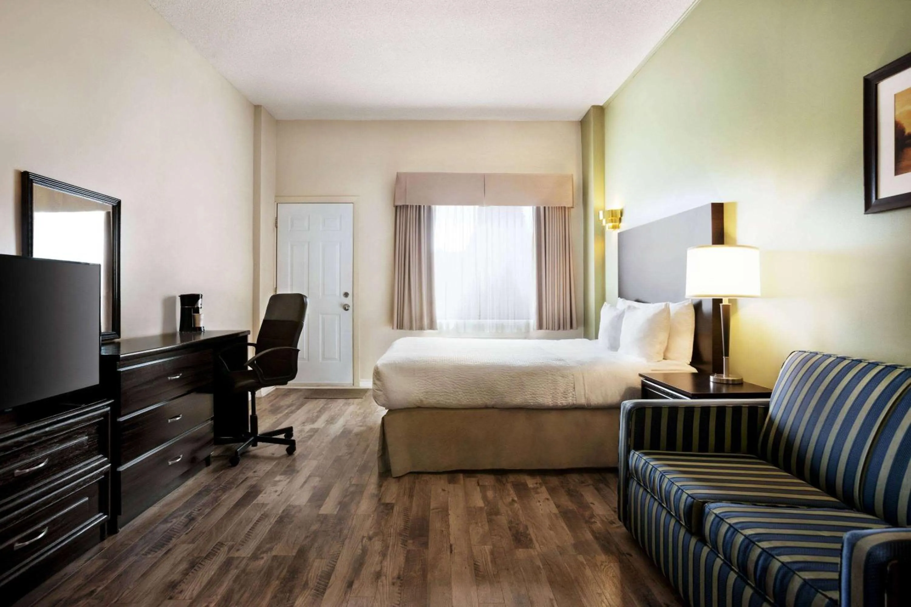 Photo of the whole room, Bed in Days Inn by Wyndham Ste. Helene-de-Bagot
