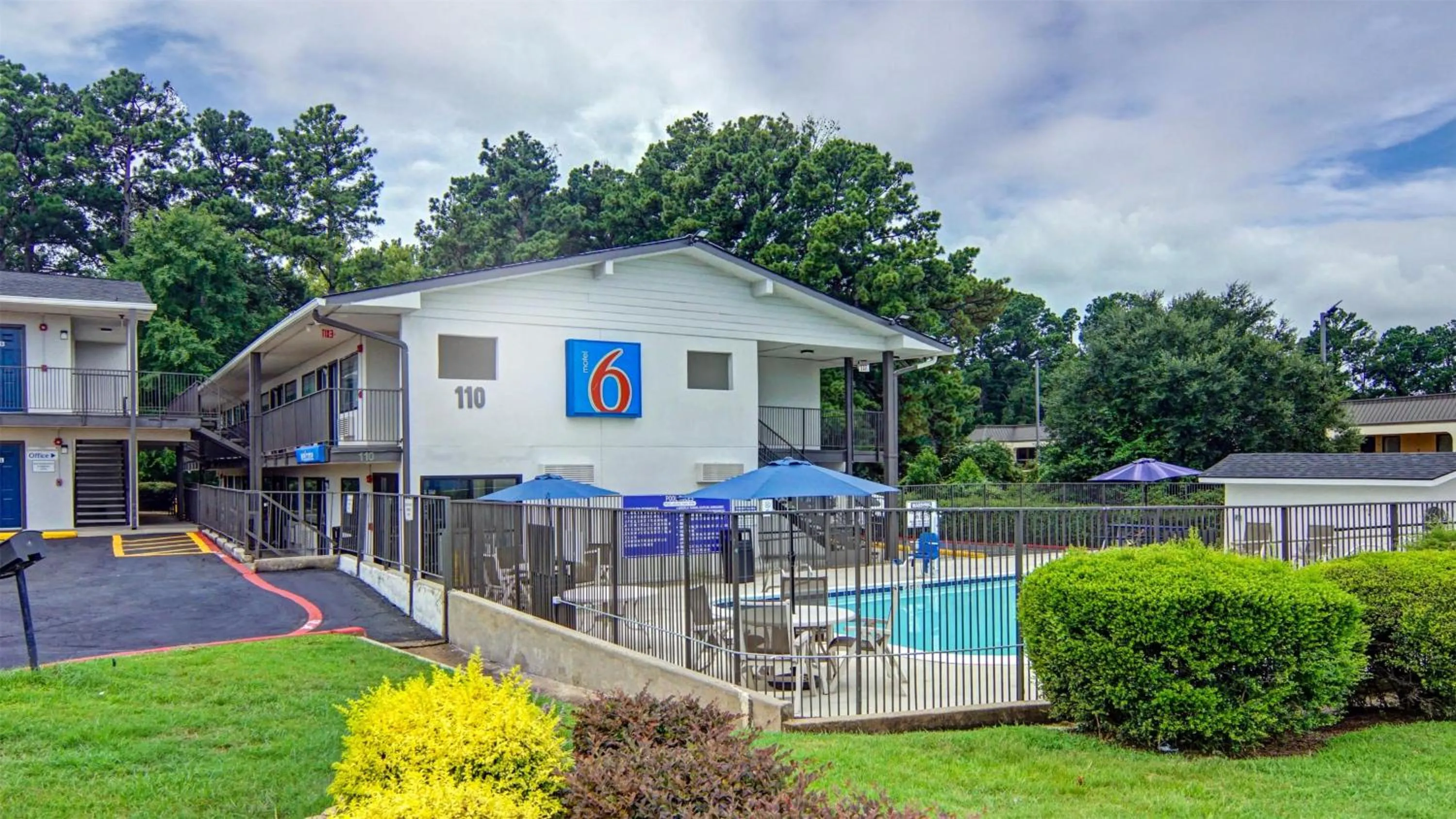 Property building in Motel 6-Longview, TX