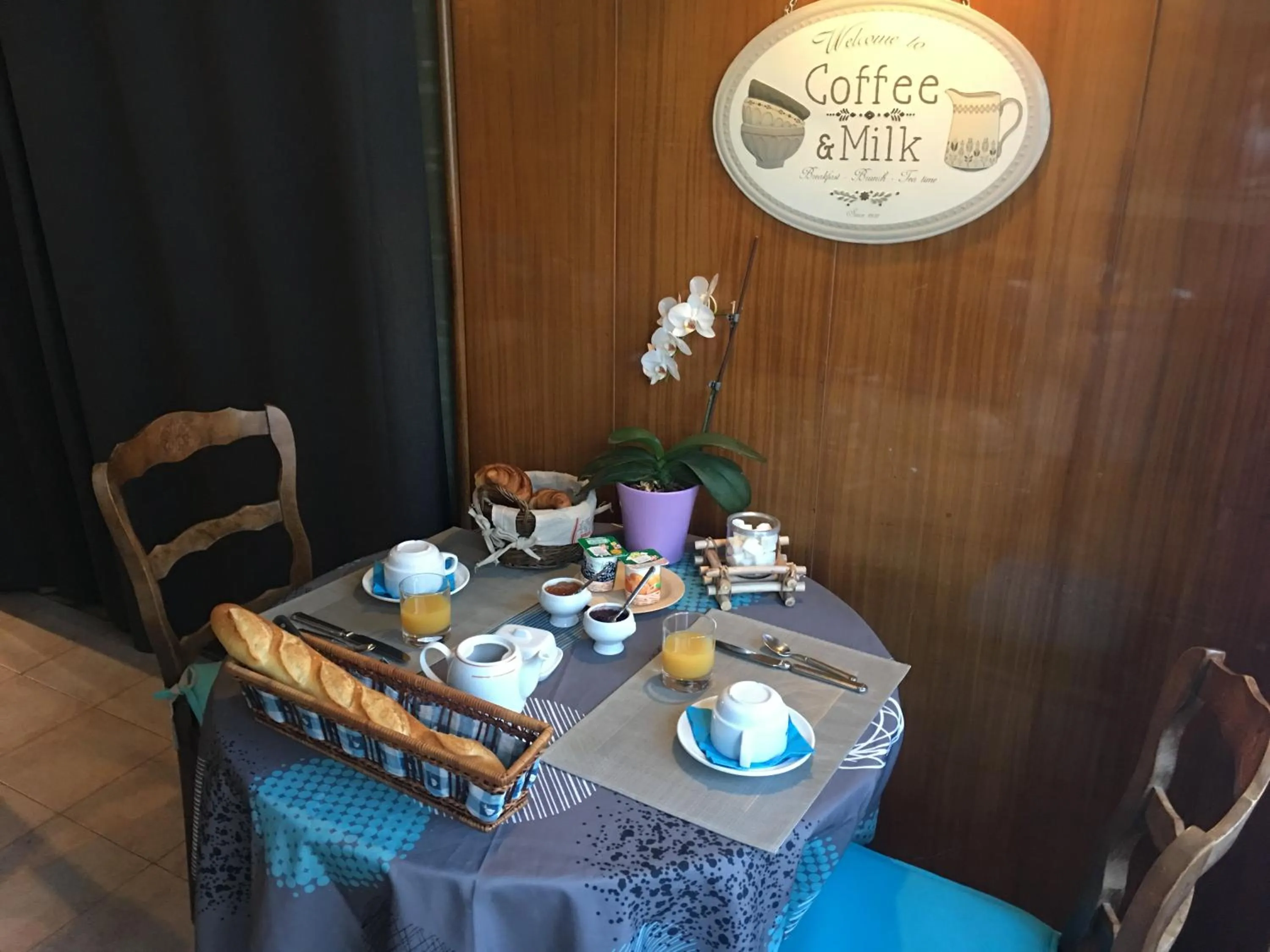 Continental breakfast in Joly Saint Sauveur