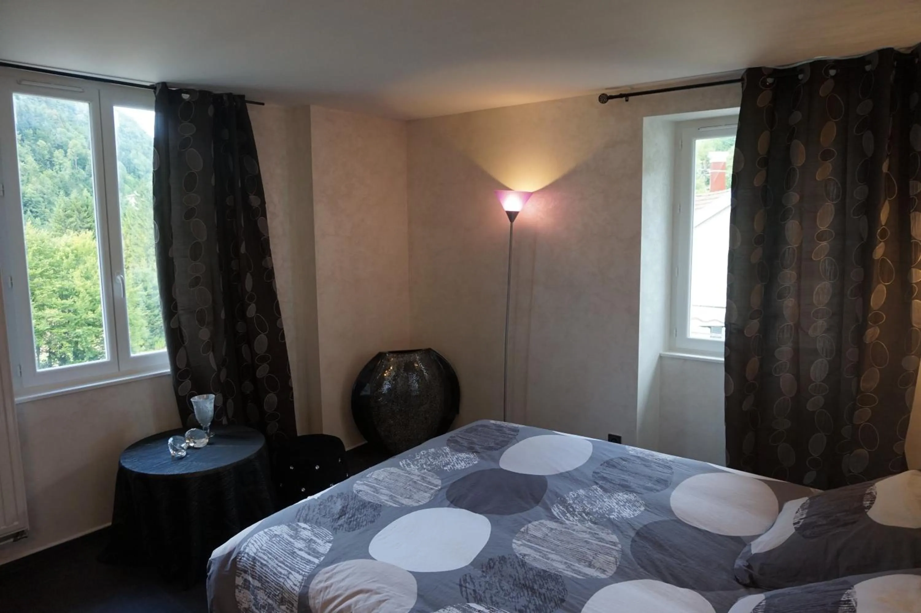 Photo of the whole room in Joly Saint Sauveur