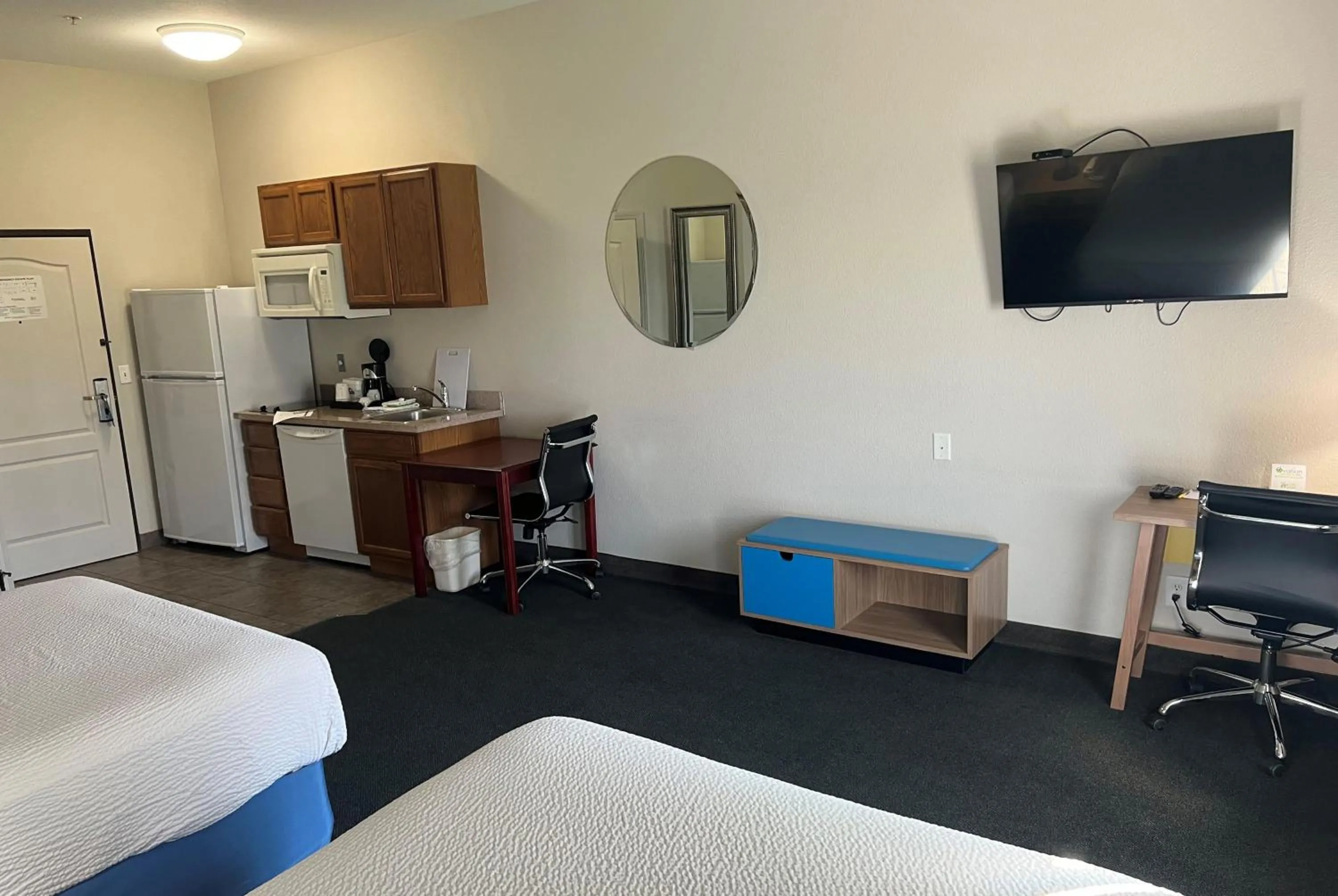 Photo of the whole room, Bed in Days Inn & Suites by Wyndham Columbus NE