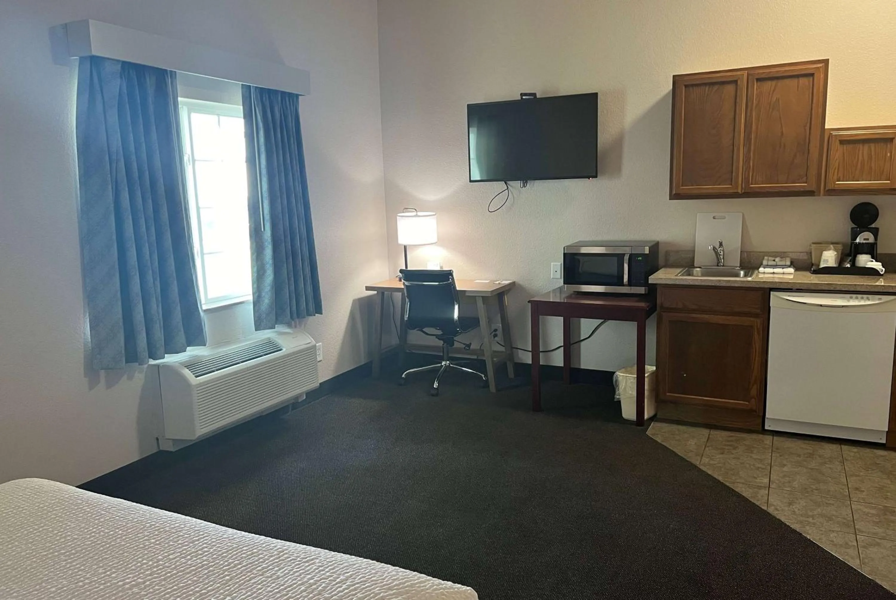 Photo of the whole room, Bed in Days Inn & Suites by Wyndham Columbus NE