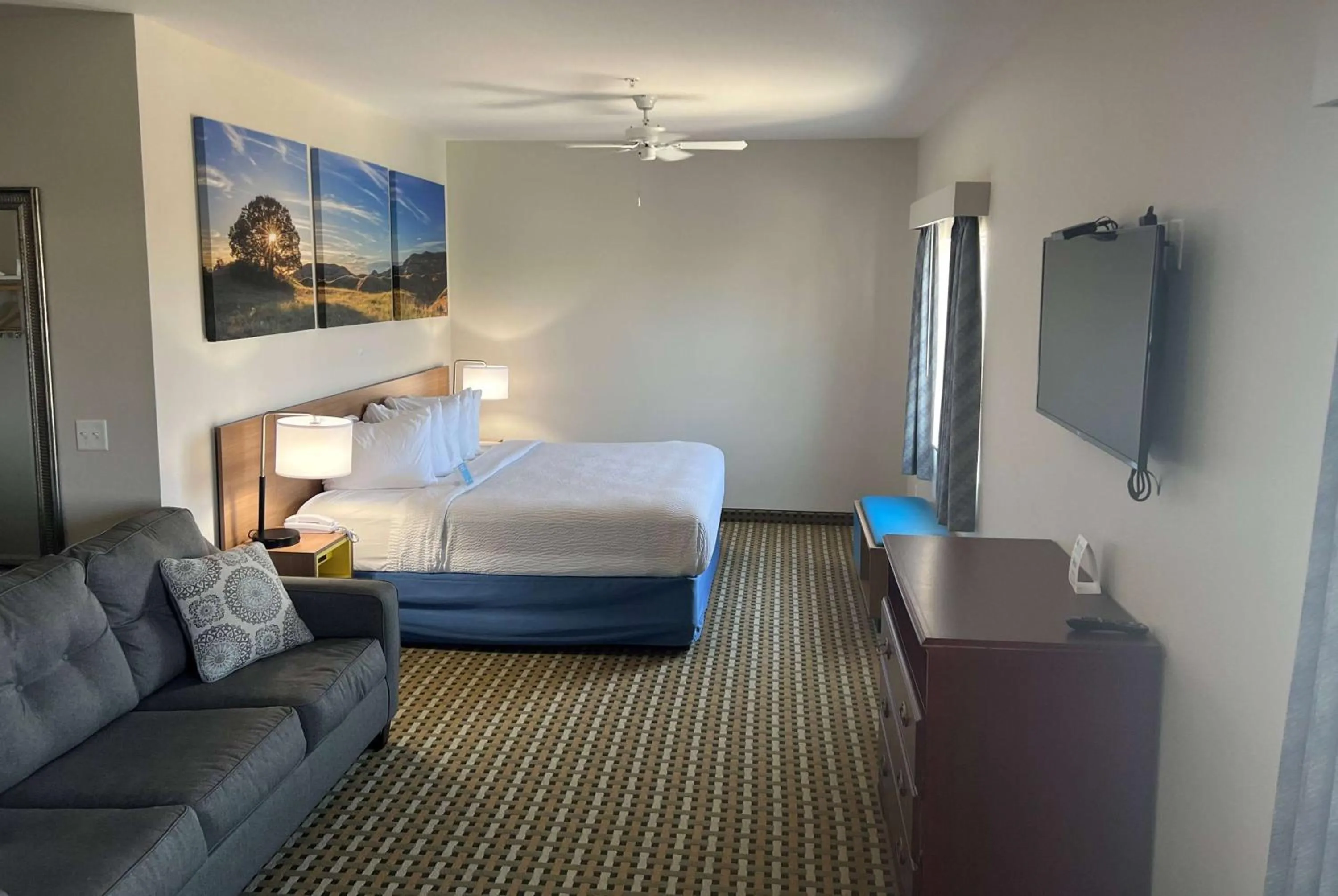 Photo of the whole room, Bed in Days Inn & Suites by Wyndham Columbus NE