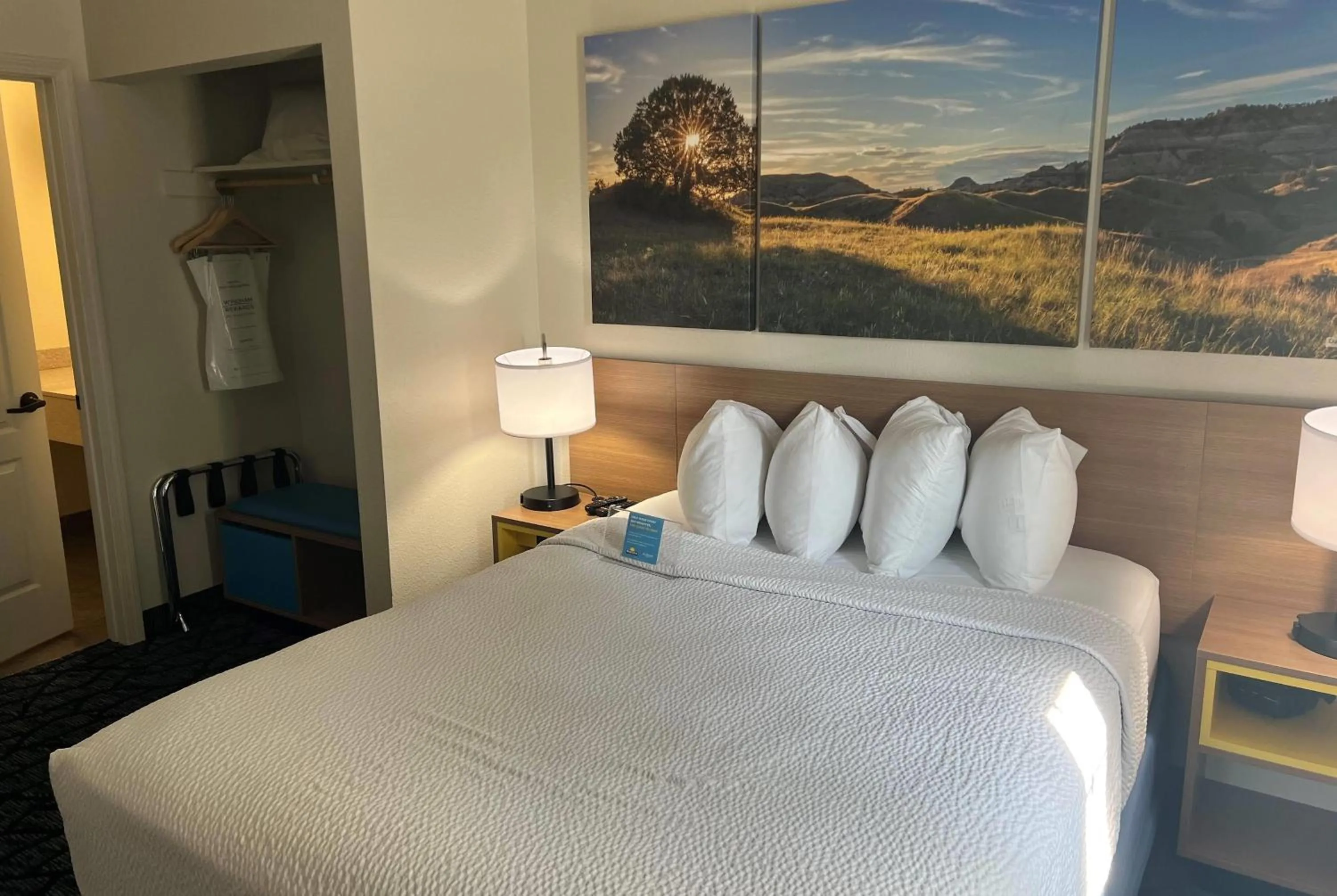 Photo of the whole room, Bed in Days Inn & Suites by Wyndham Columbus NE