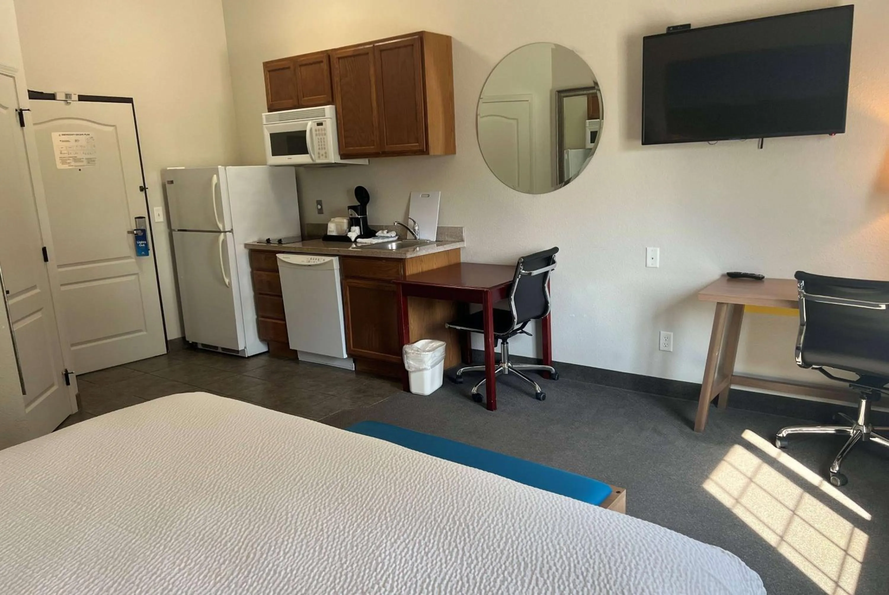 Photo of the whole room, Bed in Days Inn & Suites by Wyndham Columbus NE