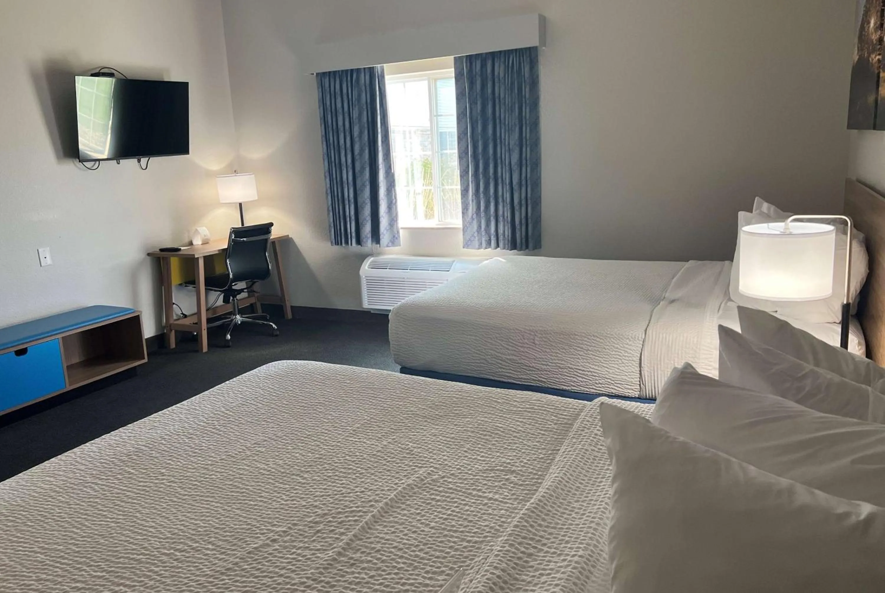 Photo of the whole room, Bed in Days Inn & Suites by Wyndham Columbus NE