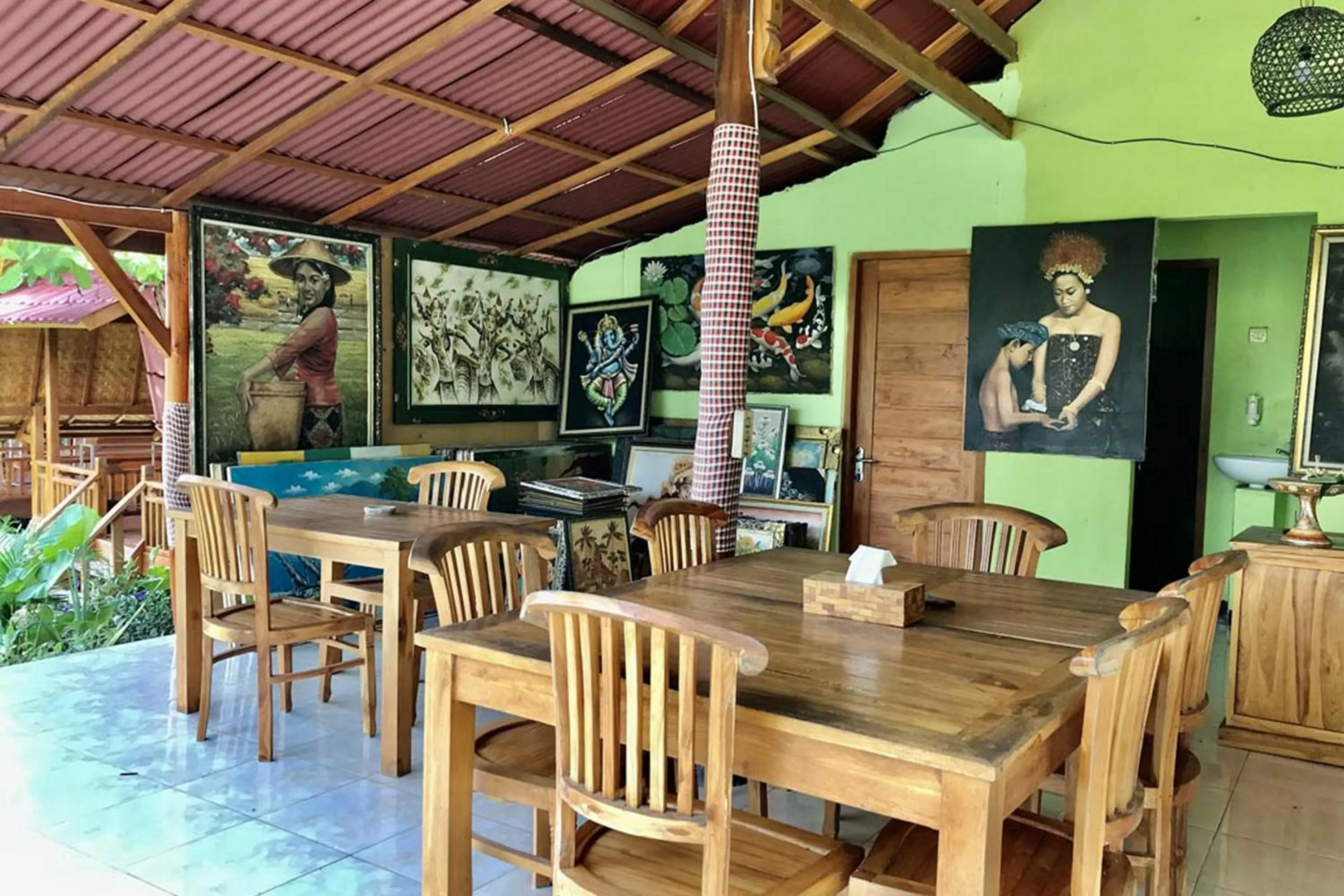 Restaurant/places to eat in Kubu Sental Cottage