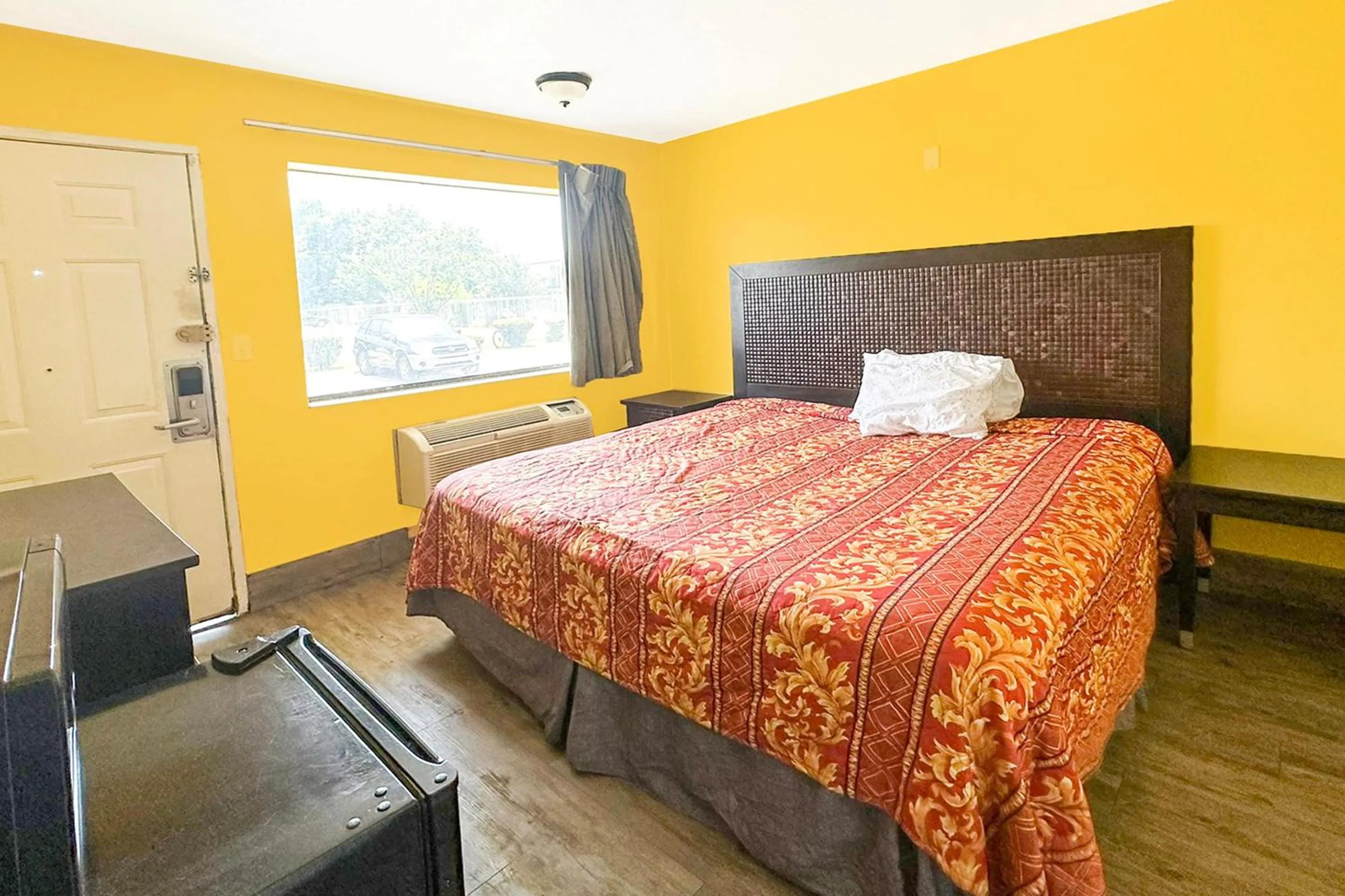 Bedroom, Bed in Luxury Inn By OYO Albany