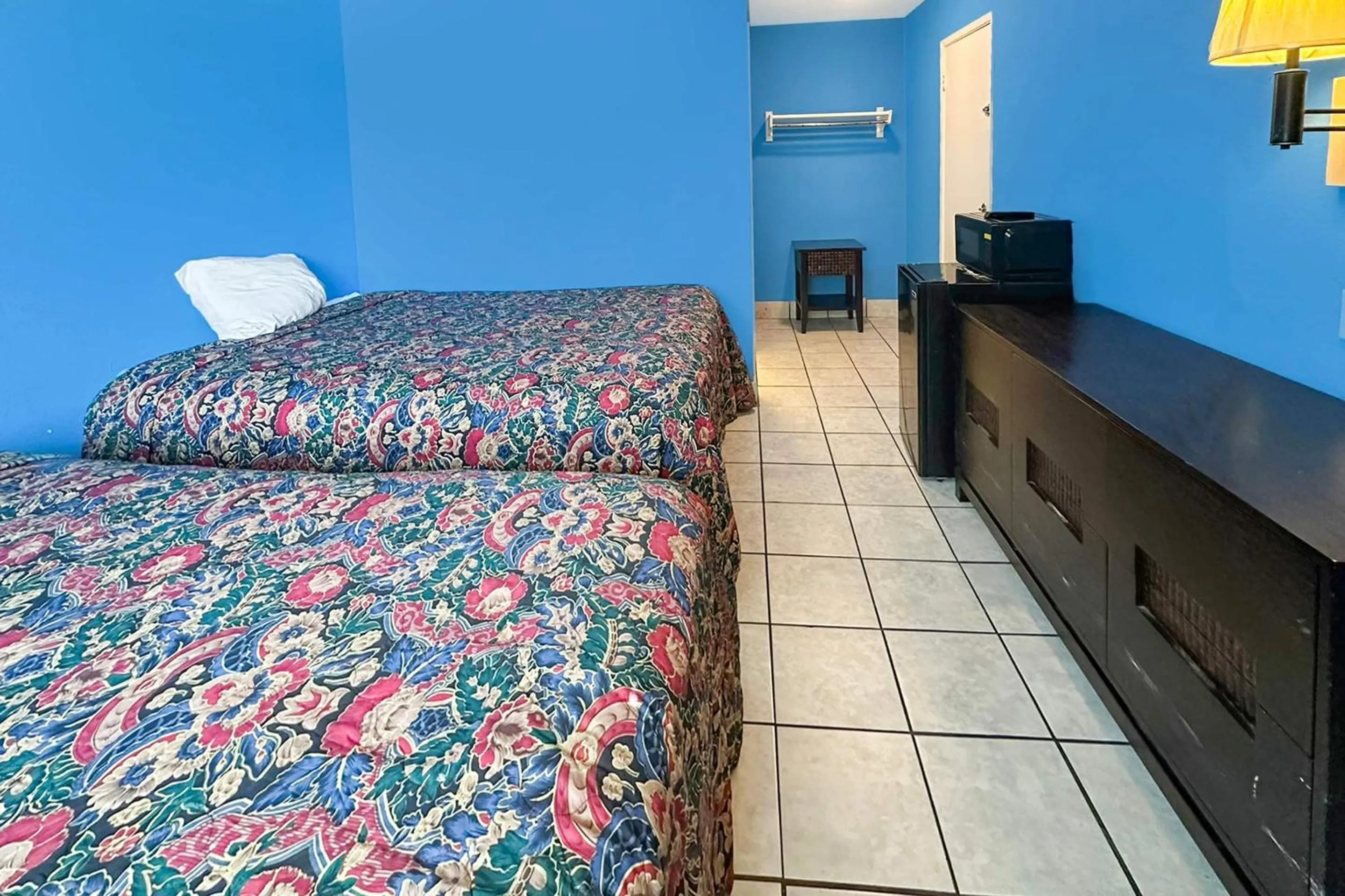 Bedroom, Bed in Luxury Inn By OYO Albany