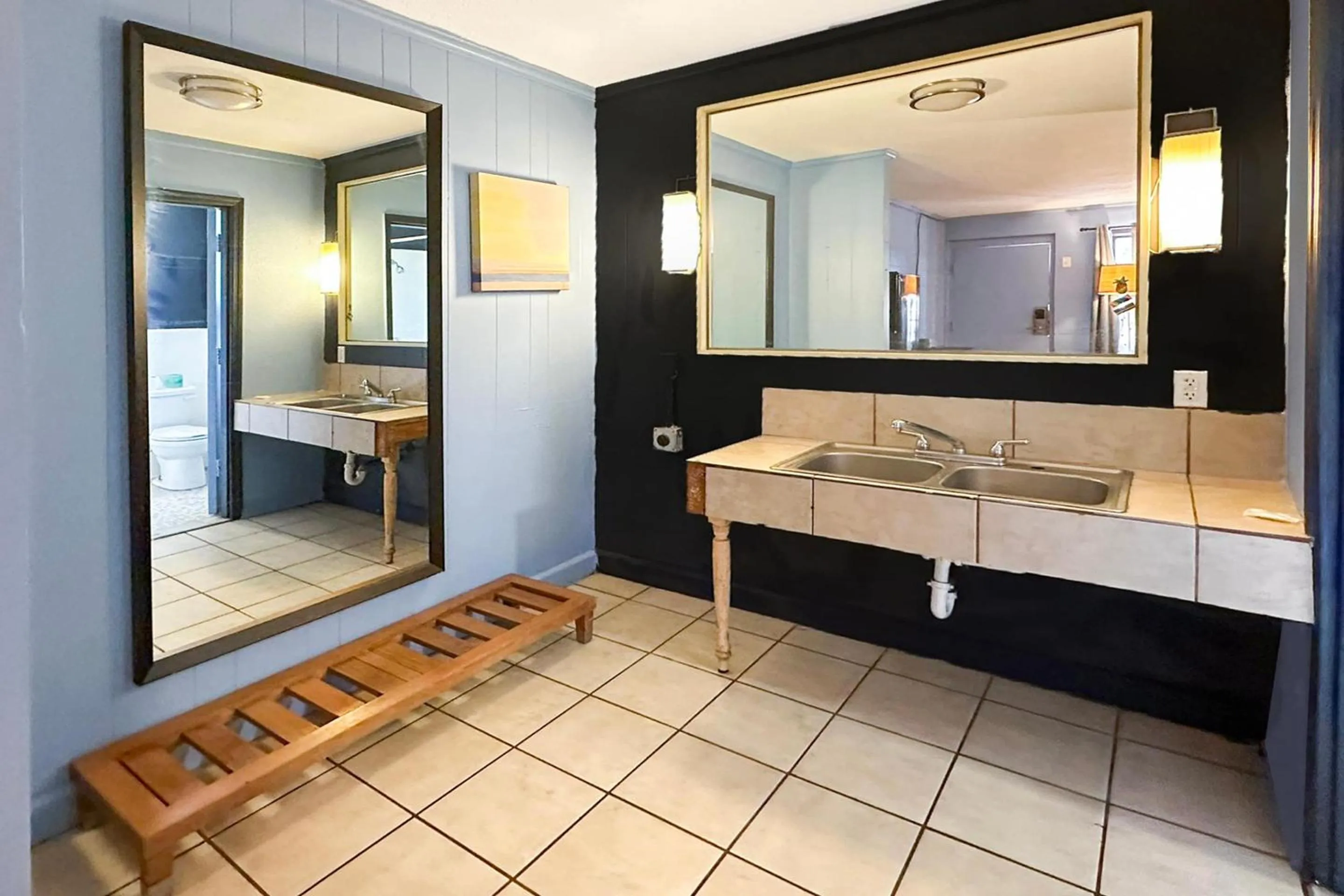 Bathroom in Luxury Inn By OYO Albany