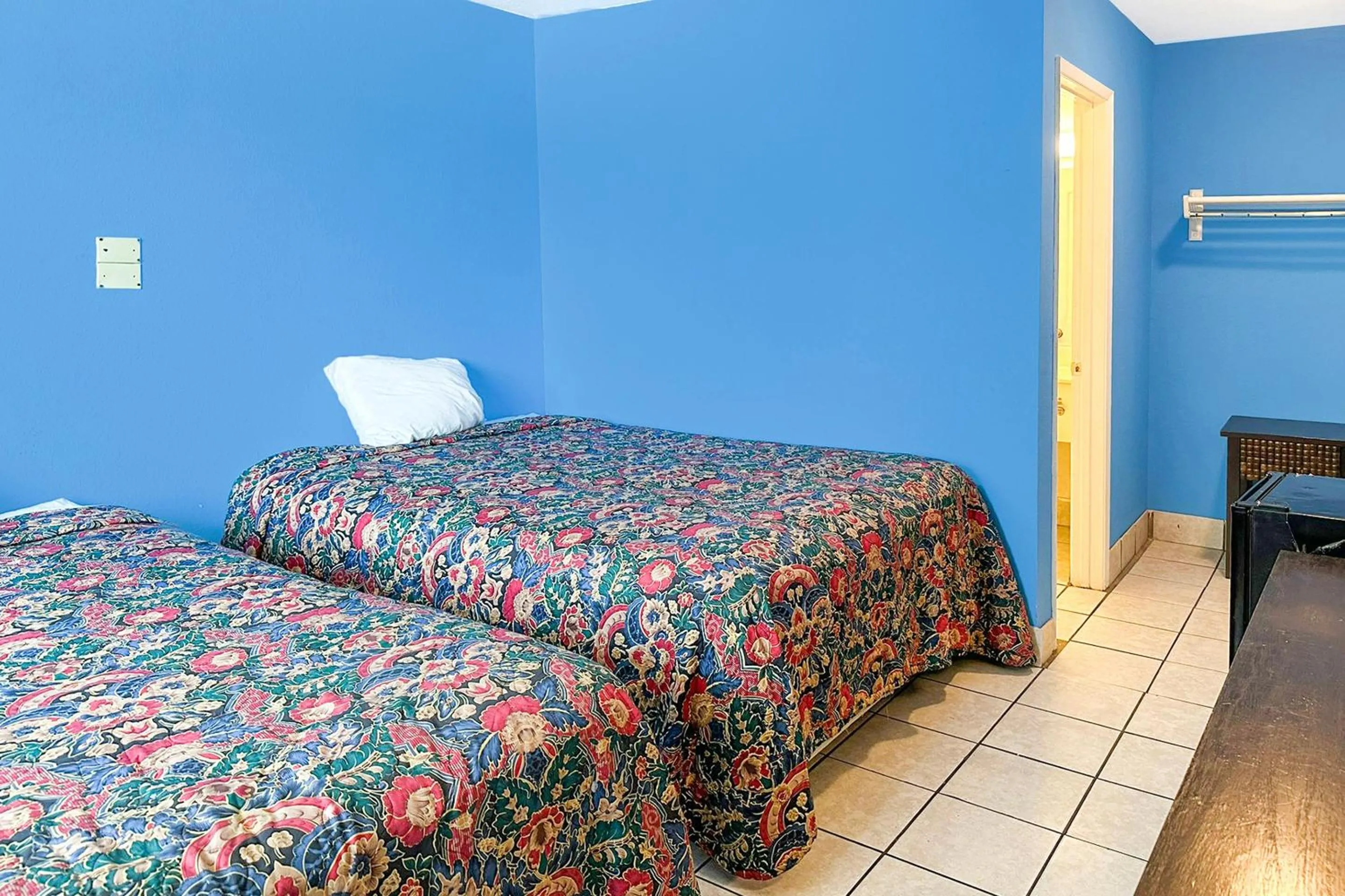 Bedroom, Bed in Luxury Inn By OYO Albany