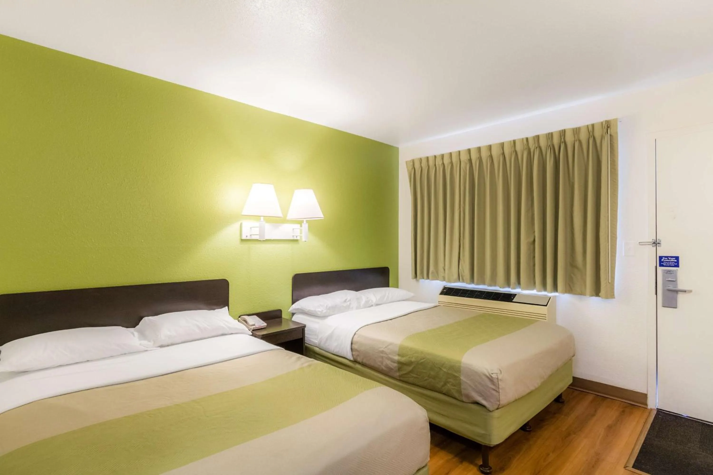 Photo of the whole room, Bed in Motel 6-Green Bay, WI